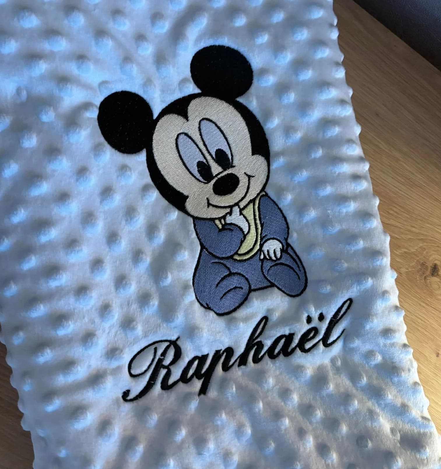 Plaid couverture minky broder Mickey Minnie avec prénoms bleu rose blanc gris disney cadeaux naissance