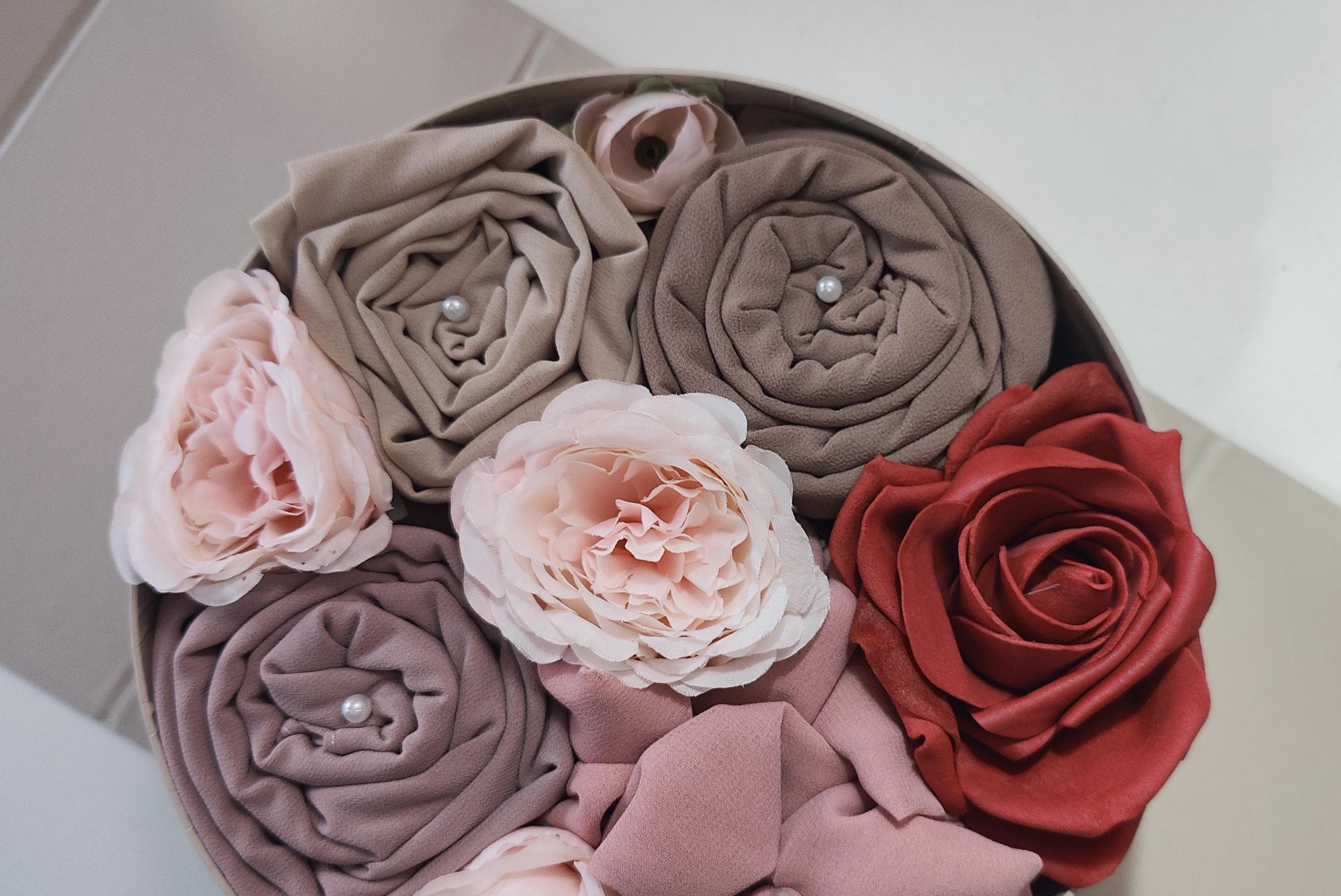 Personalised Hijab Gift Box, Pink Gift Box with Scented Roses, Islamic Gift for Her, Birthday Eid Muslim Gift - image 2