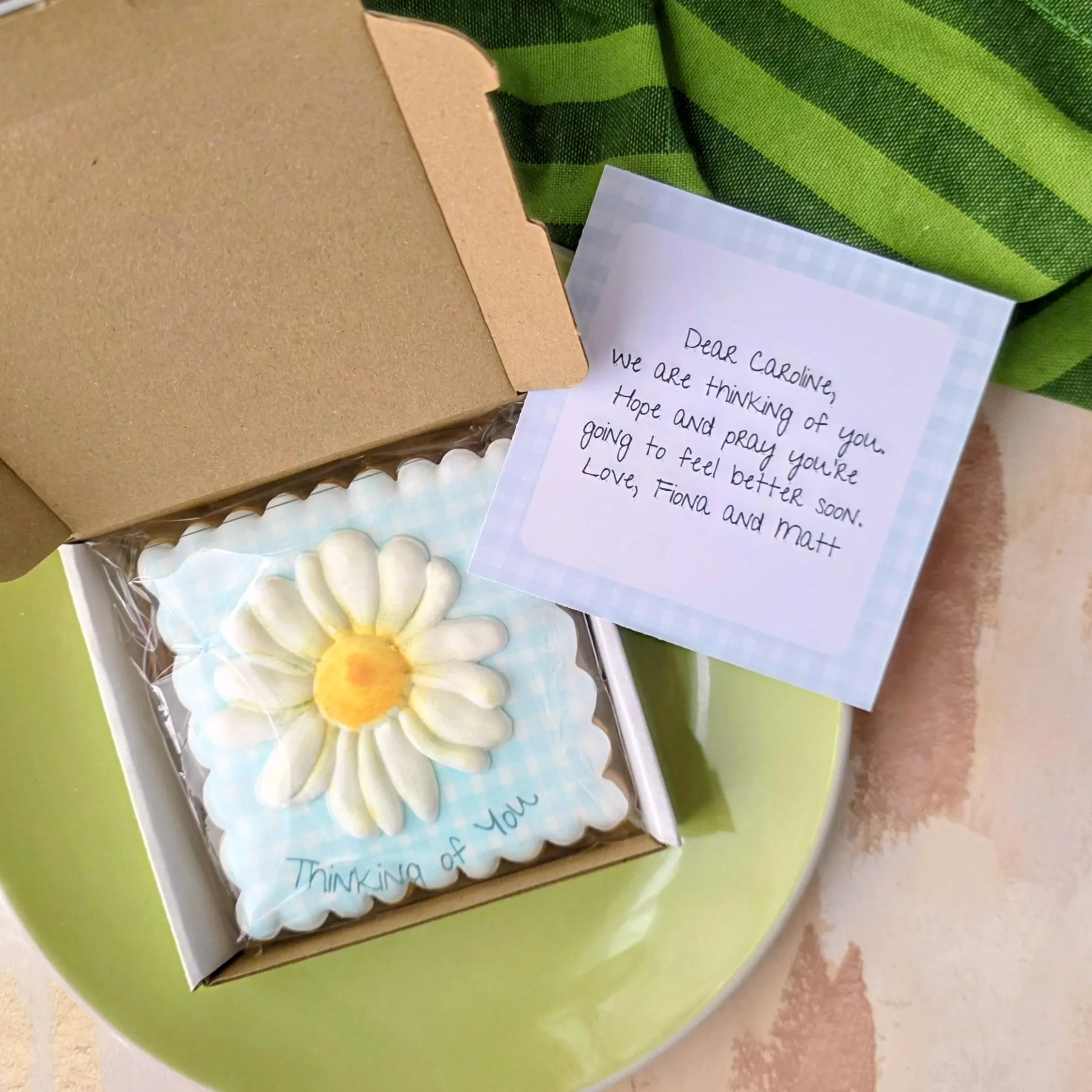 personalised biscuit gift with a hand-piped daisy details. Delicious hand-iced vanilla biscuit with a personalised message and a personalised matching card. Perfect as "Thinking of you", "get well soon", "happy birthday", "thank you" little gift. Free UK delivery.