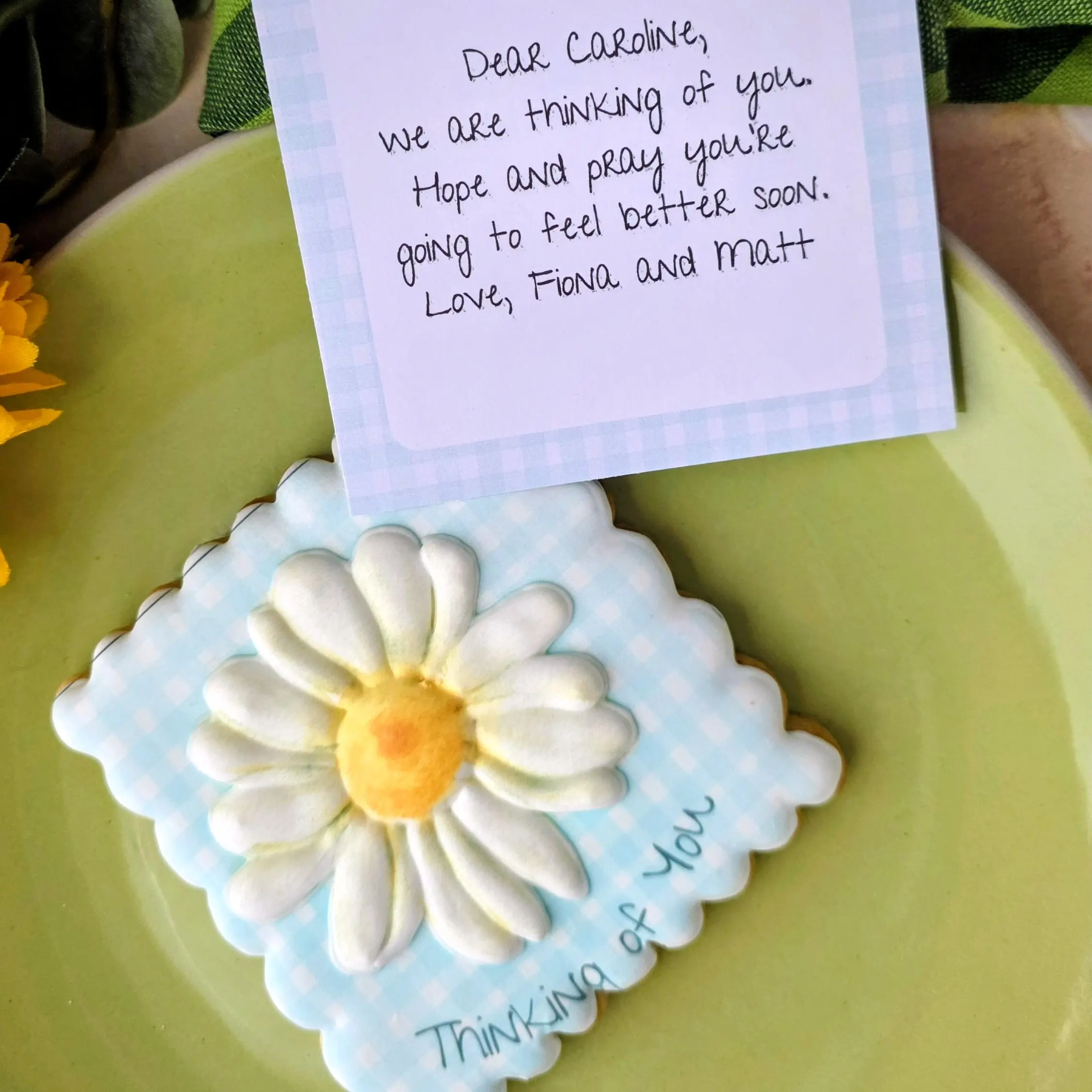 personalised biscuit gift with a hand-piped daisy details. Delicious hand-iced vanilla biscuit with a personalised message and a personalised matching card. Perfect as "Thinking of you", "get well soon", "happy birthday", "thank you" little gift. Free UK delivery.
