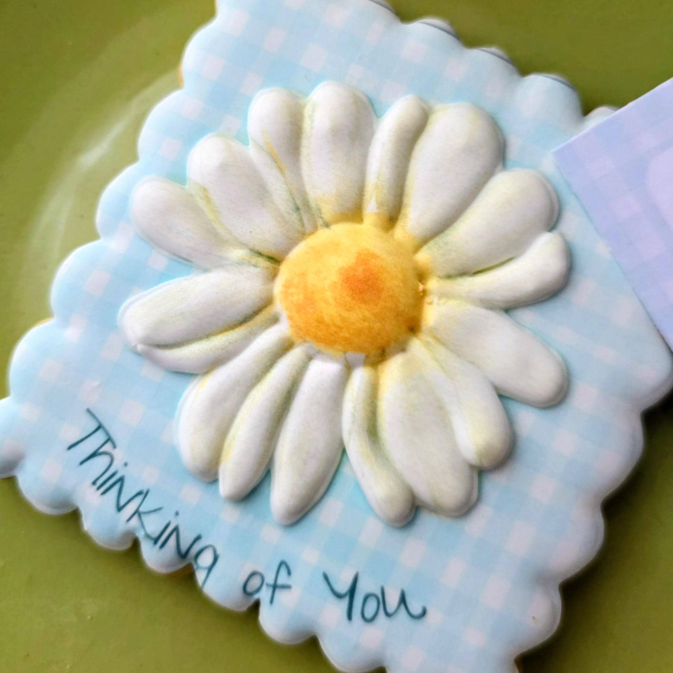 personalised biscuit gift with a hand-piped daisy details. Delicious hand-iced vanilla biscuit with a personalised message and a personalised matching card. Perfect as "Thinking of you", "get well soon", "happy birthday", "thank you" little gift. Free UK delivery.