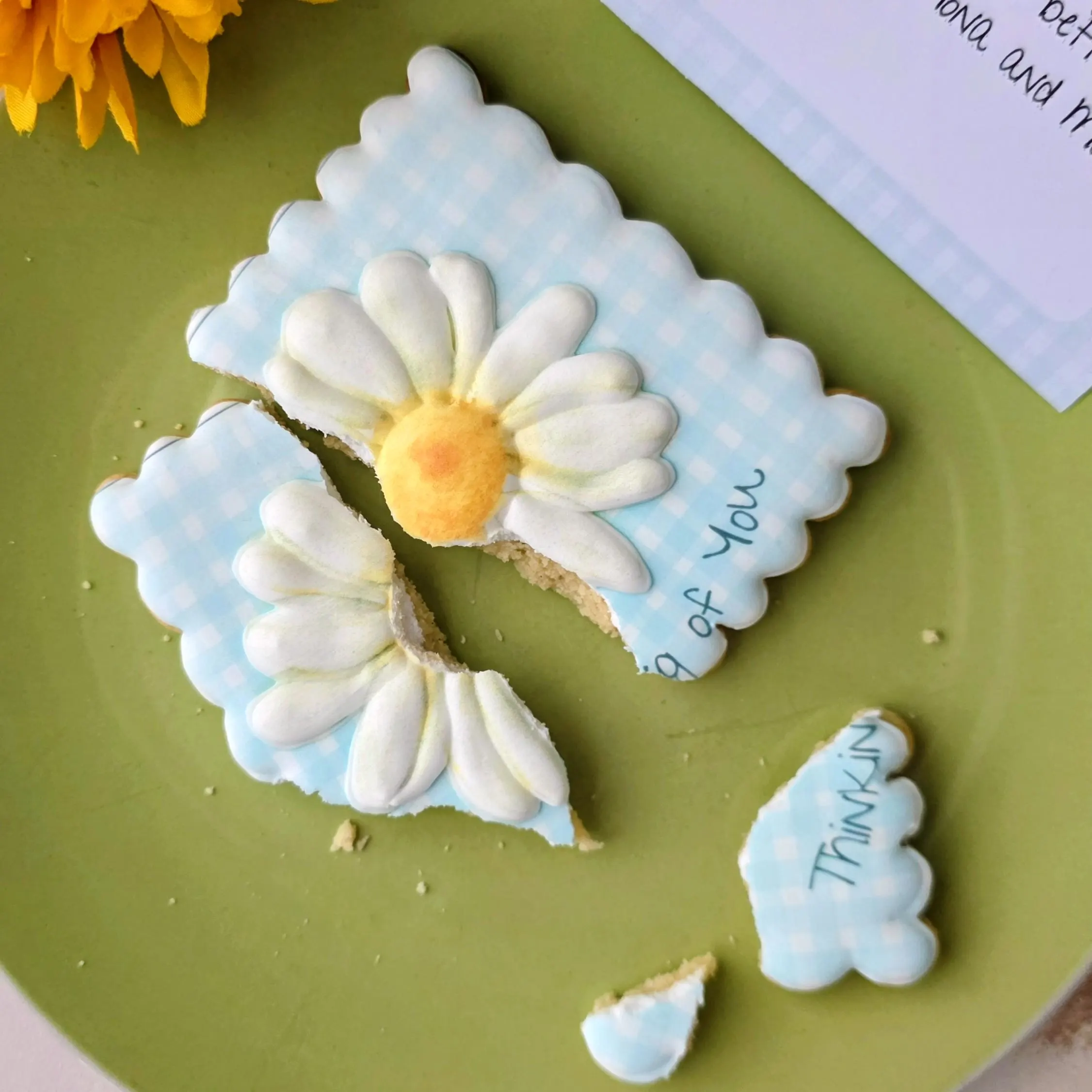 personalised biscuit gift with a hand-piped daisy details. Delicious hand-iced vanilla biscuit with a personalised message and a personalised matching card. Perfect as "Thinking of you", "get well soon", "happy birthday", "thank you" little gift. Free UK delivery.