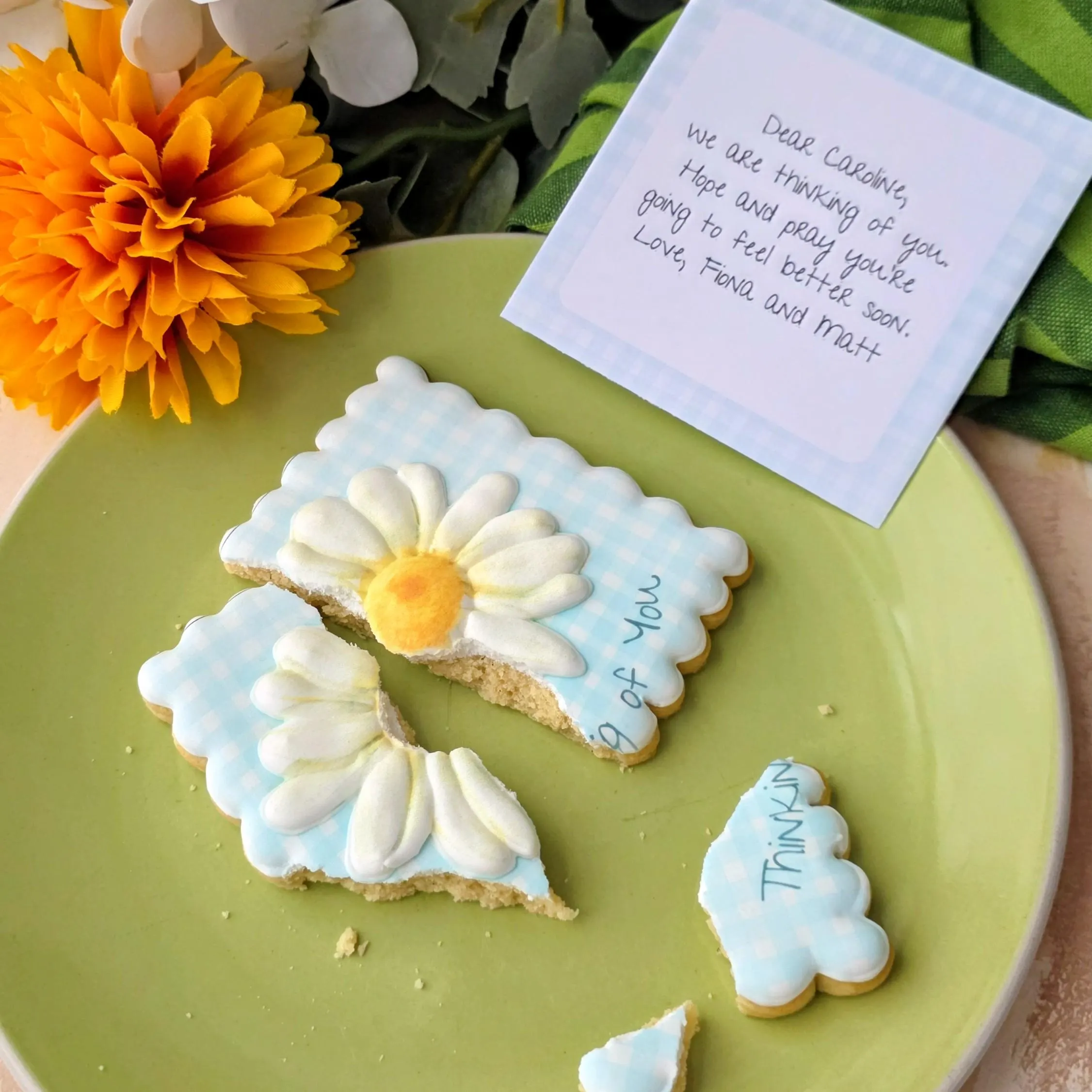personalised biscuit gift with a hand-piped daisy details. Delicious hand-iced vanilla biscuit with a personalised message and a personalised matching card. Perfect as "Thinking of you", "get well soon", "happy birthday", "thank you" little gift. Free UK delivery.