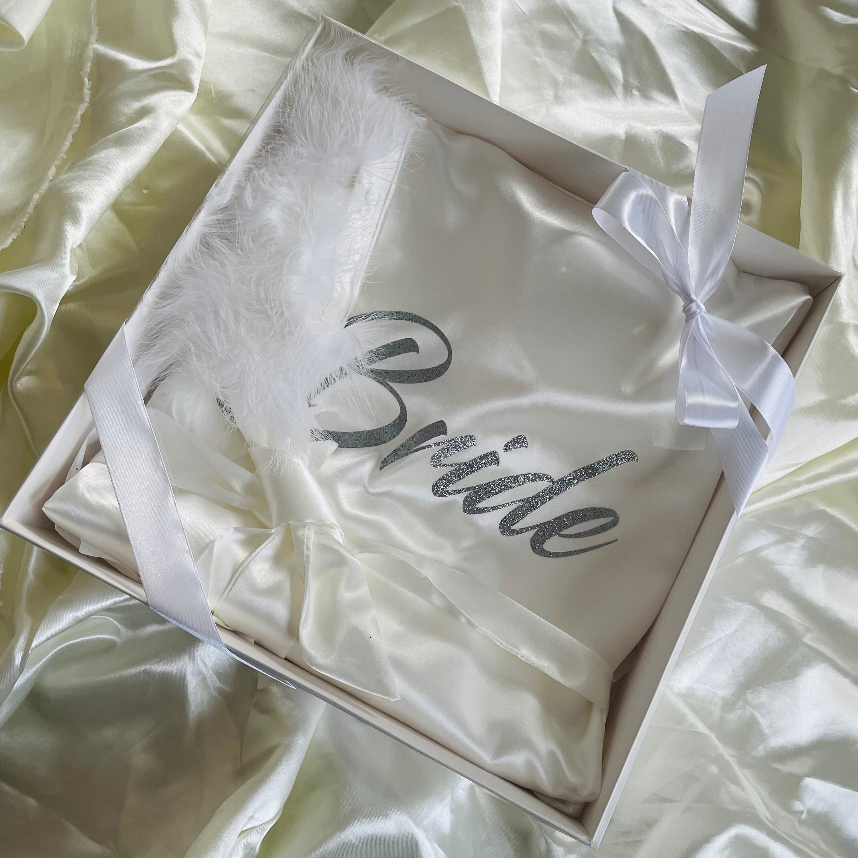Peignoir Satin Blanc Personnalisé – Manches Plume – Mariée, EVJF, Cadeau Femme - image 4