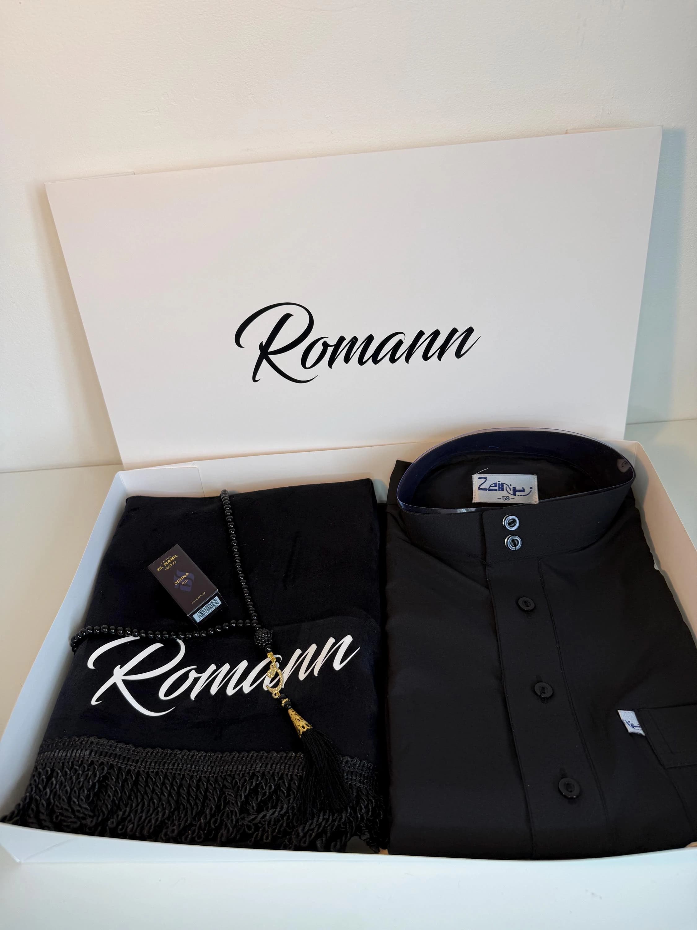 Coffret Cadeau Musulman Personnalisé – Tapis de Prière, Qamis, Tasbih & Musc