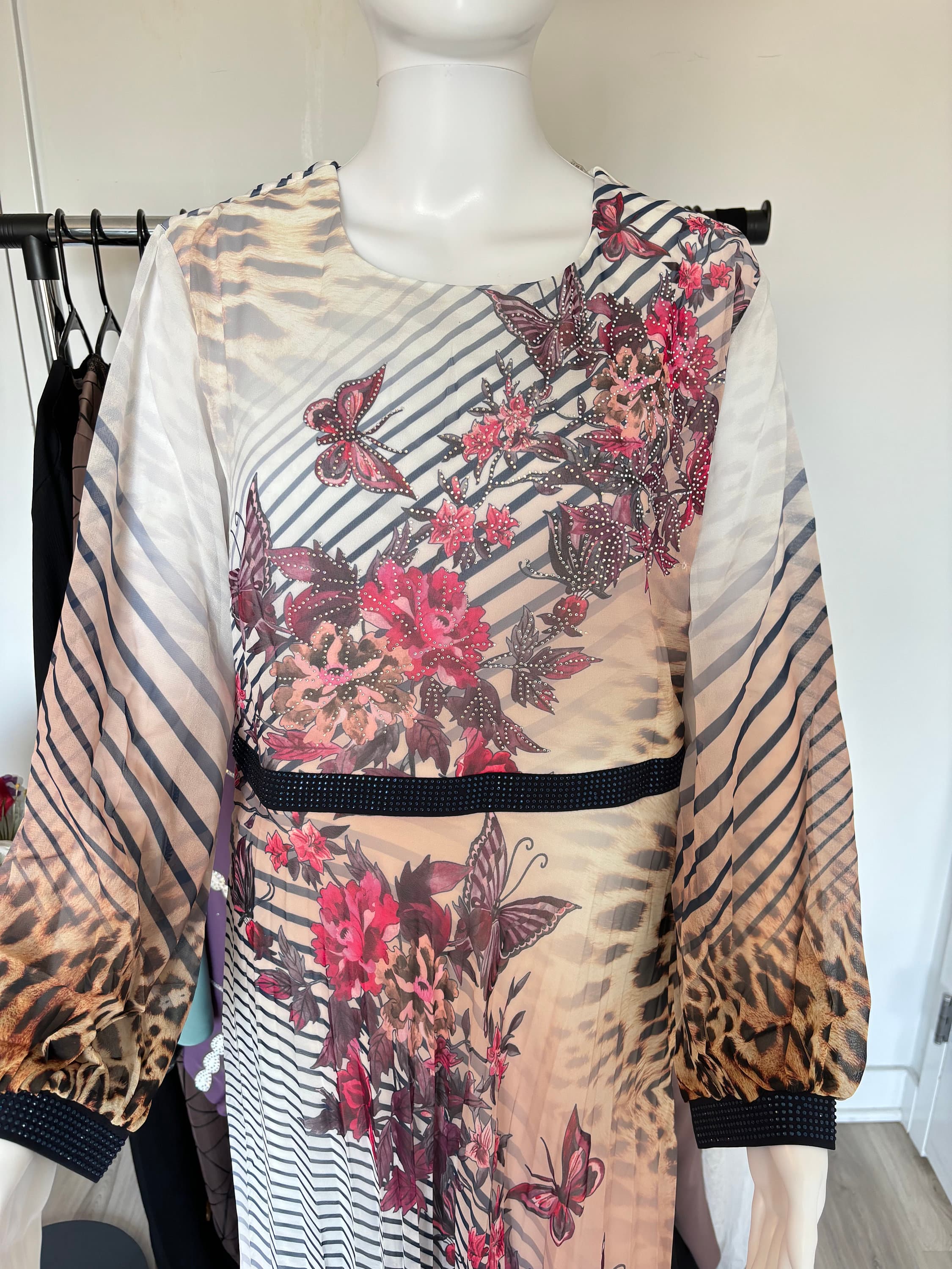 Handmade Embroidered Abaya, Floral Design, Elegant Muslim Women's Dress, Traditional Islamic Robe, Modest Cloth