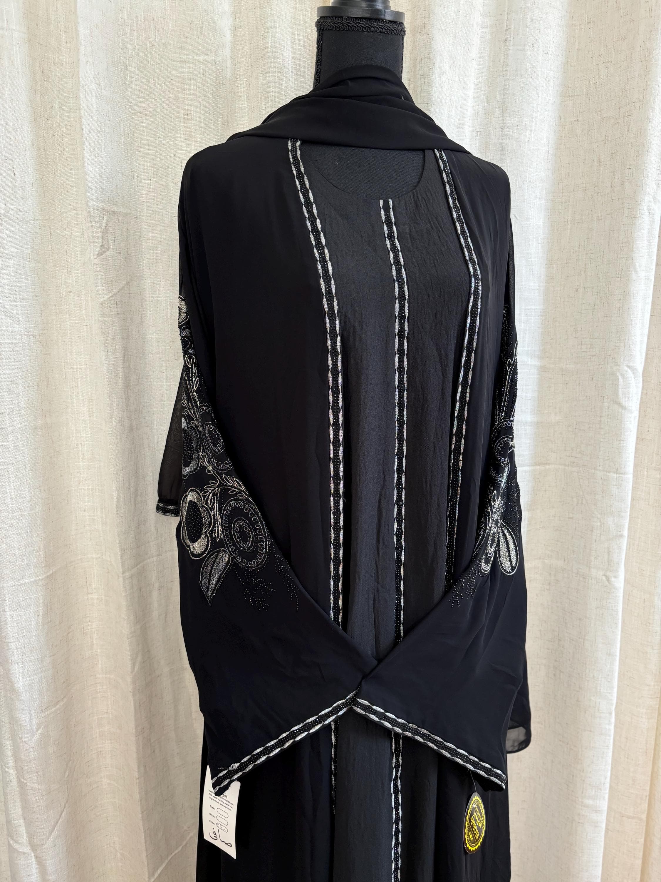 Luxury Dubai Abaya with White Floral Embroidery | Modest Islamic Clothing for Eid - image 4