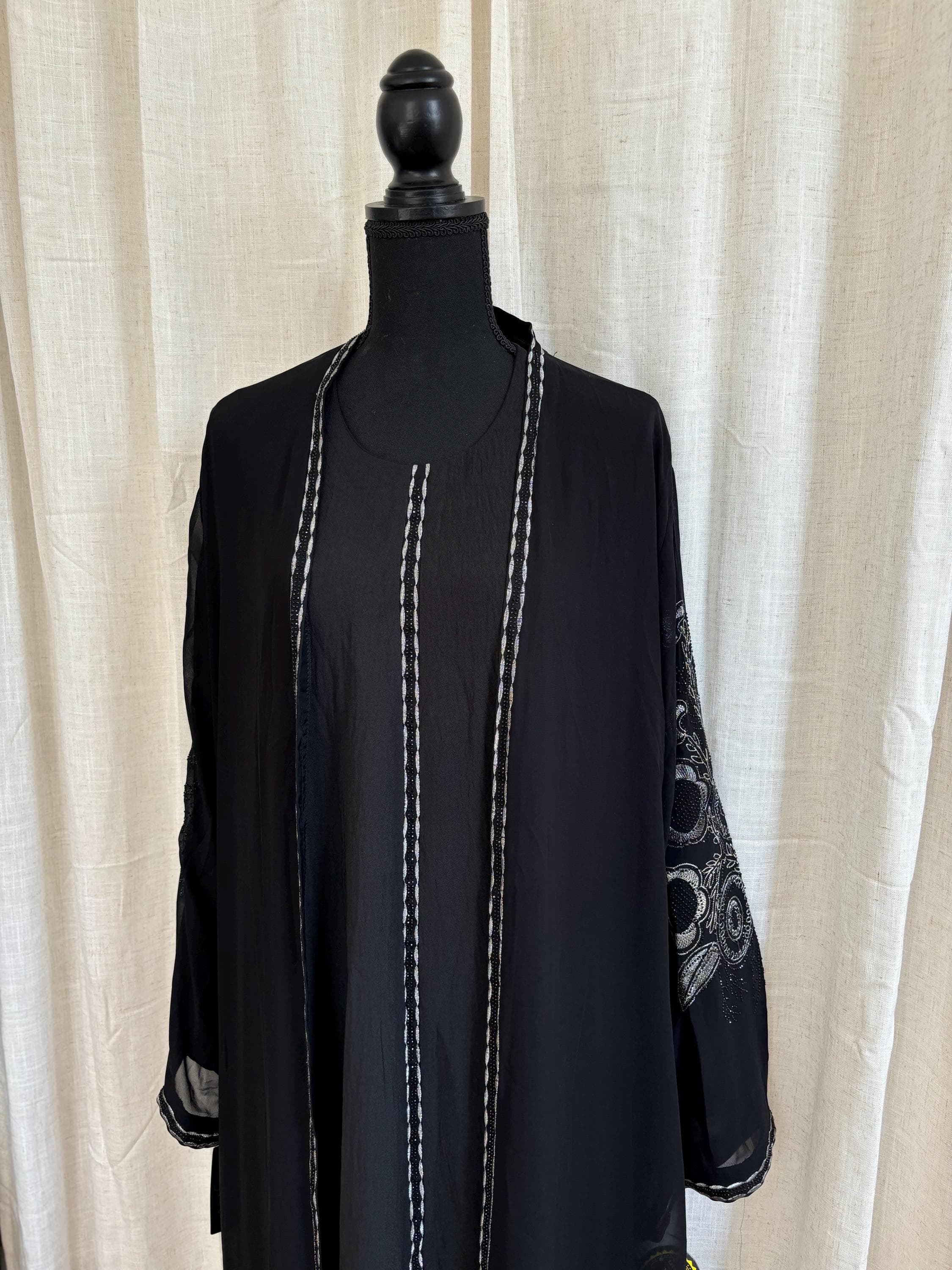 Luxury Dubai Abaya with White Floral Embroidery | Modest Islamic Clothing for Eid - image 5