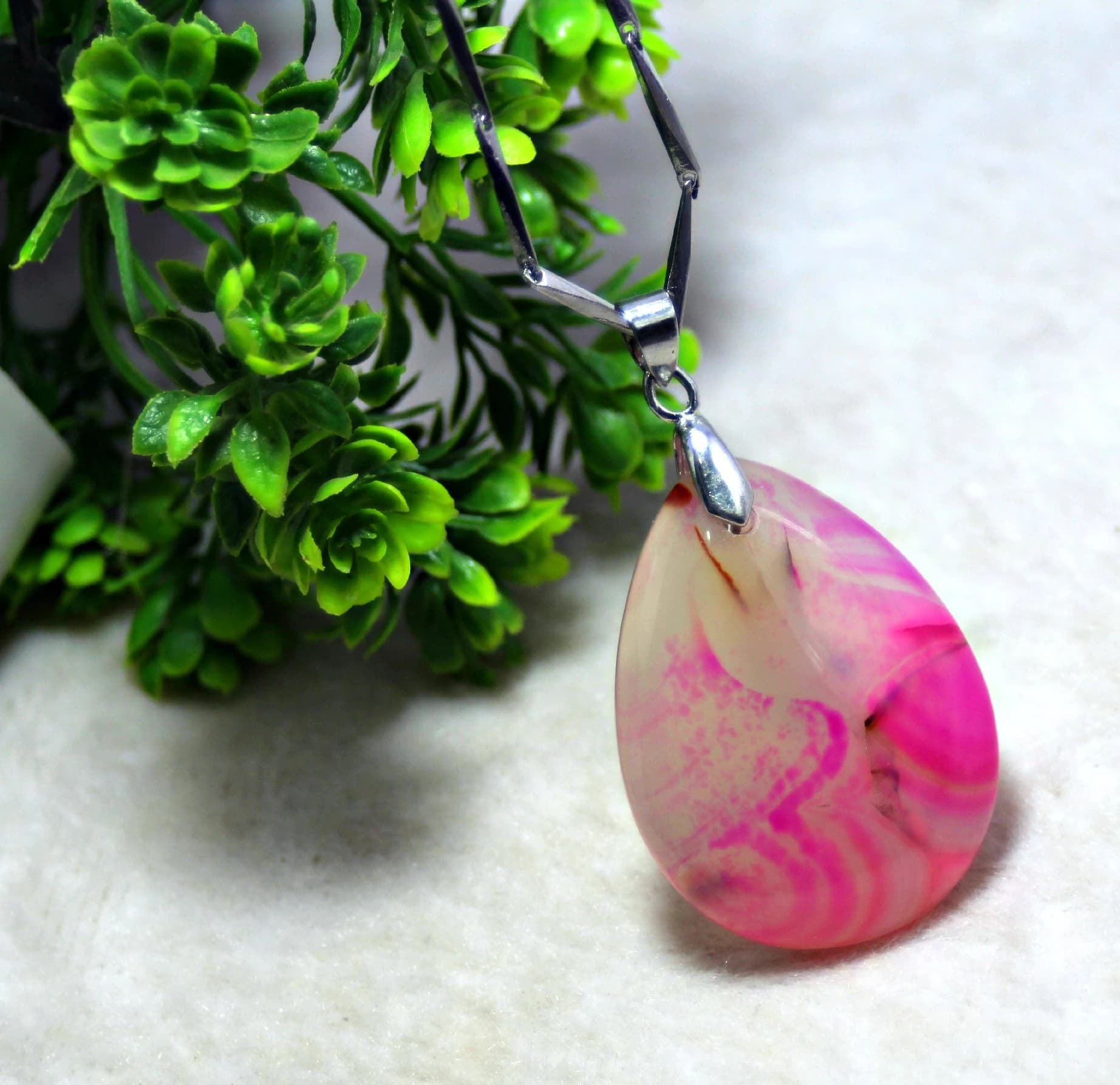 Luxury Pink Agate Pendant – Romantic Gemstone Necklace Gift for Her