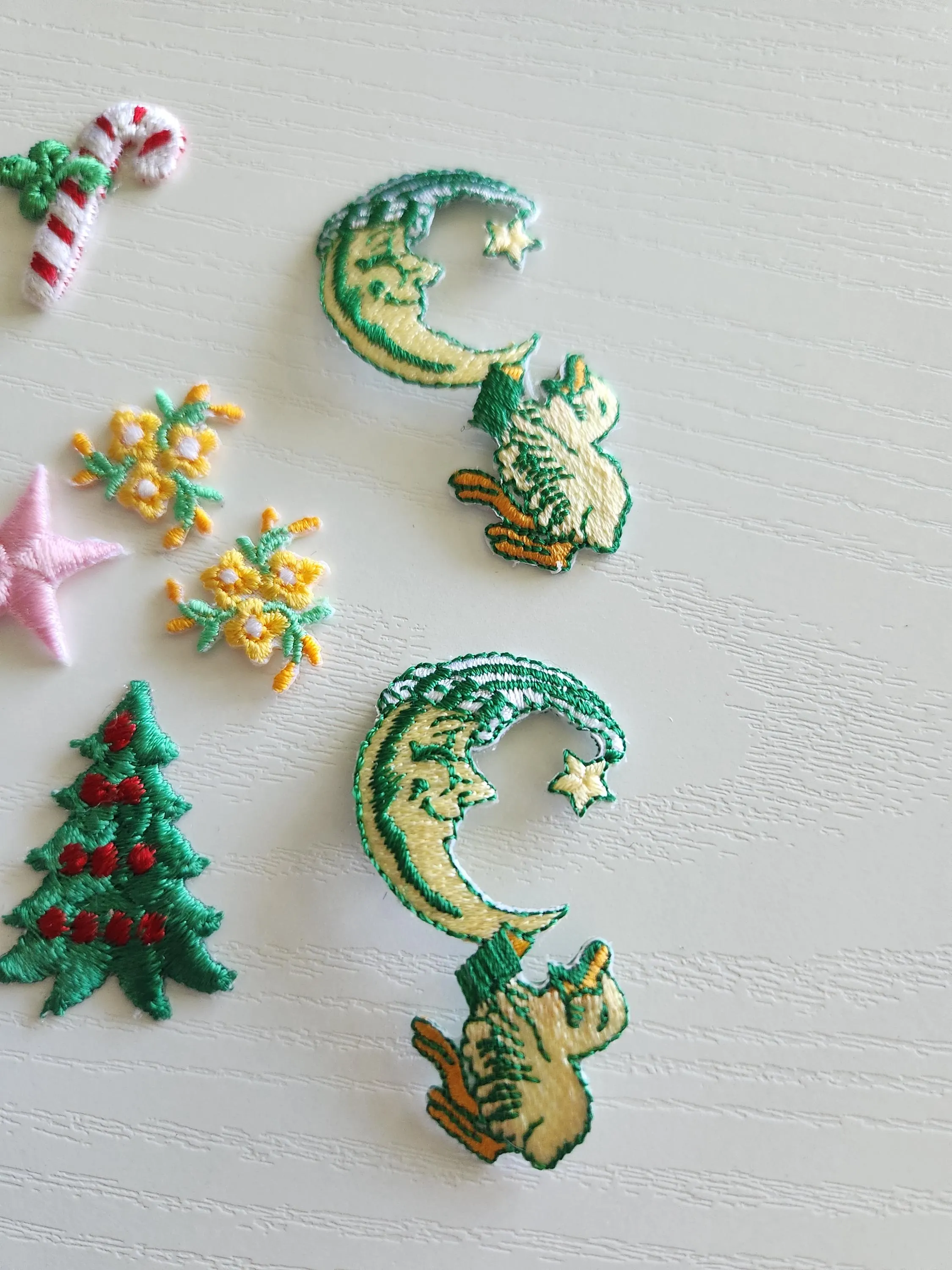 Vintage Embroidered Applique Patches –- Mixed Textile Lot of 15 - image 4