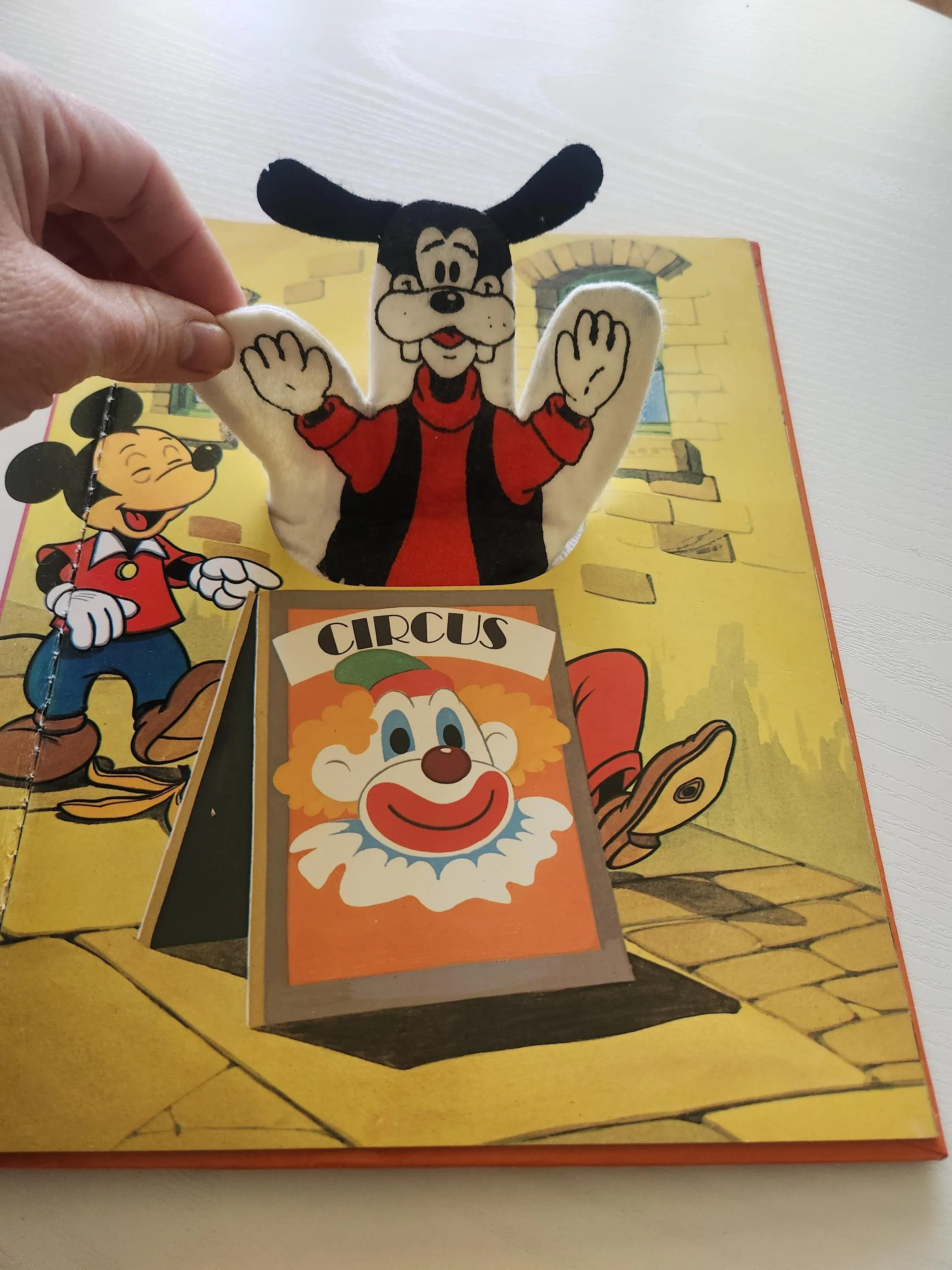 Vintage Walt Disney's Goofy The Clown Puppet Book - 1977 Interactive Children's Book - image 5