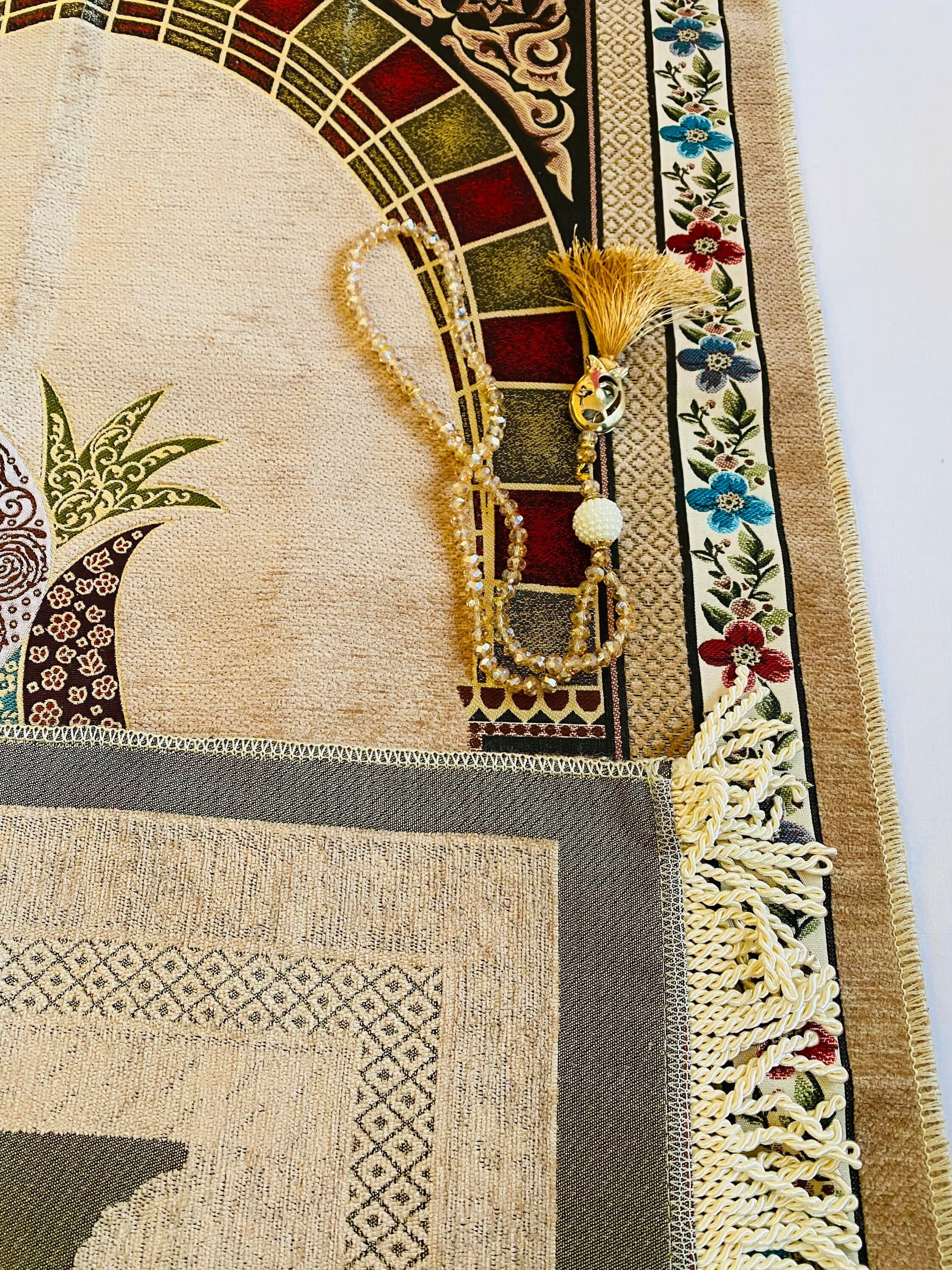Tulip Prayer Rug: Jacquard Sejadah with Crystal Tasbih Gift - image 4