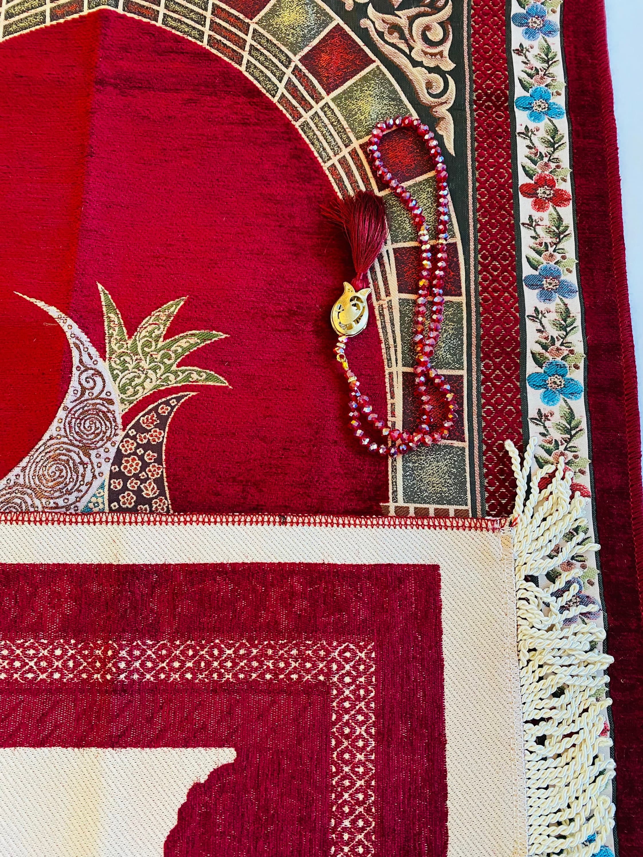 Tulip Prayer Rug with Crystal Tasbih: Luxury Sejadah Janamaz Gift - image 4