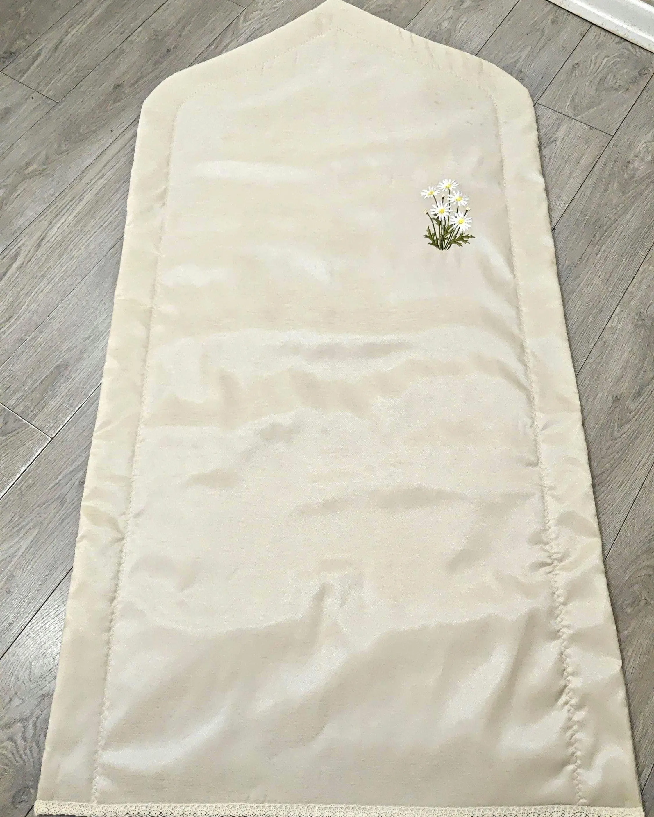 Embroidered Daisy Padded Prayer Mat, Soft Floral Muslim Salah Rug (75x130cm) - image 5