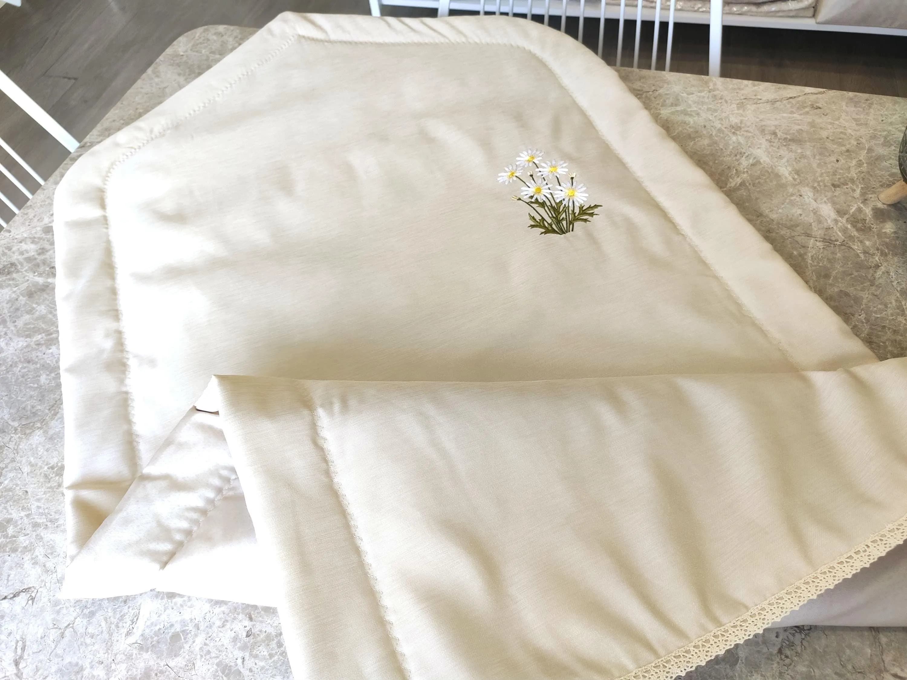 Embroidered Daisy Padded Prayer Mat, Soft Floral Muslim Salah Rug (75x130cm) - image 3