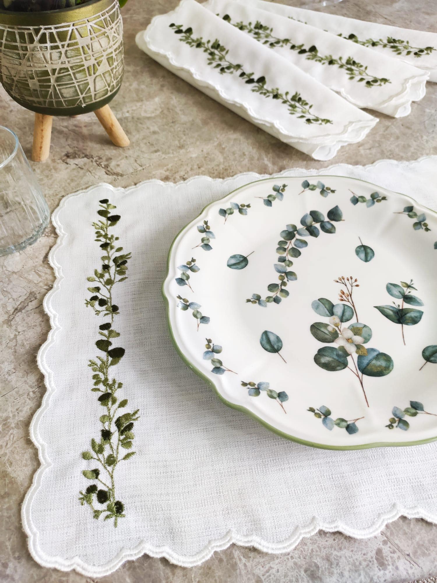 Embroidered placemats, leaf-patterned tableware, elegant serving cloth, Mother's Day gift.