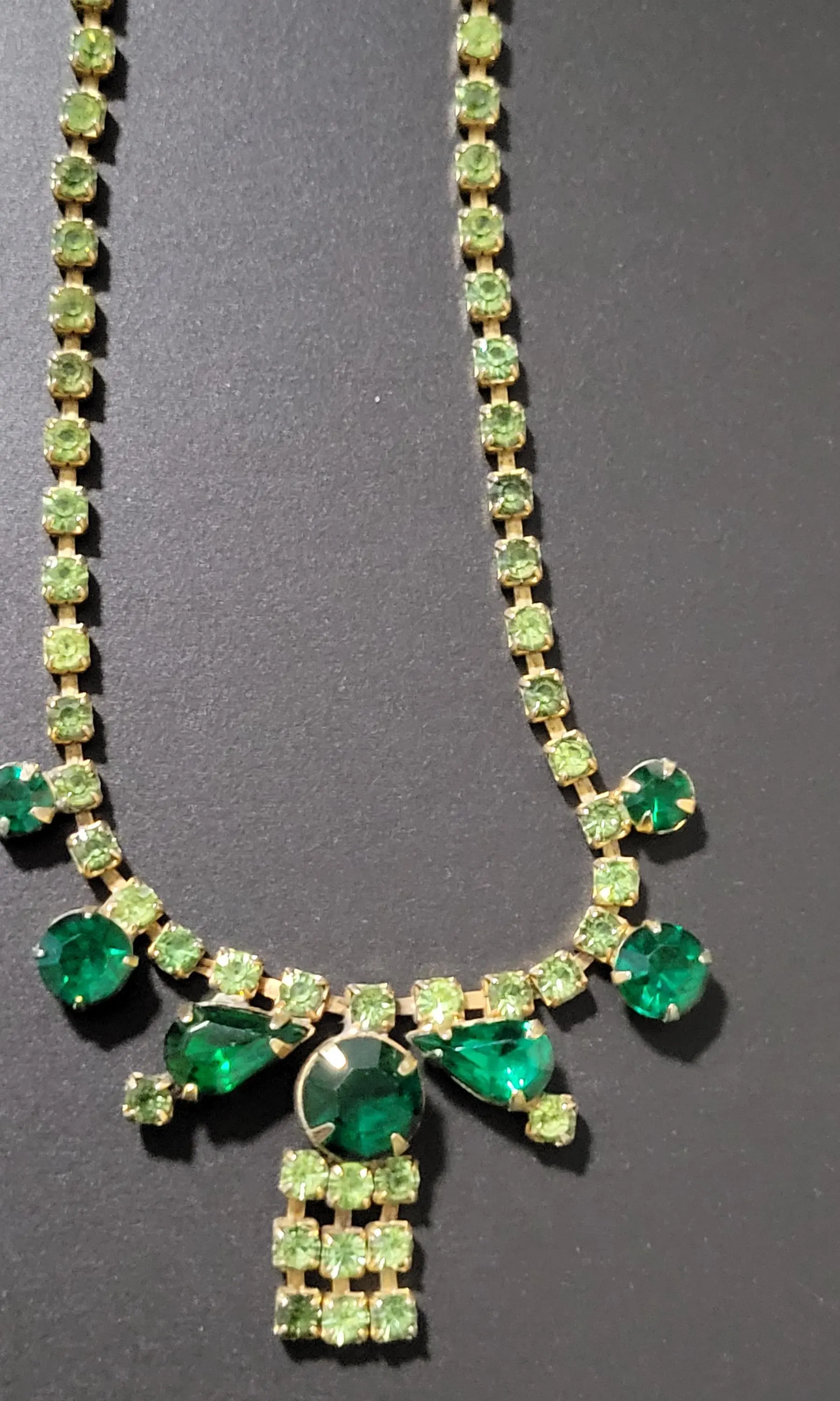 Vintage  emerald green rhinestones necklace and butterfly brooch - image 4