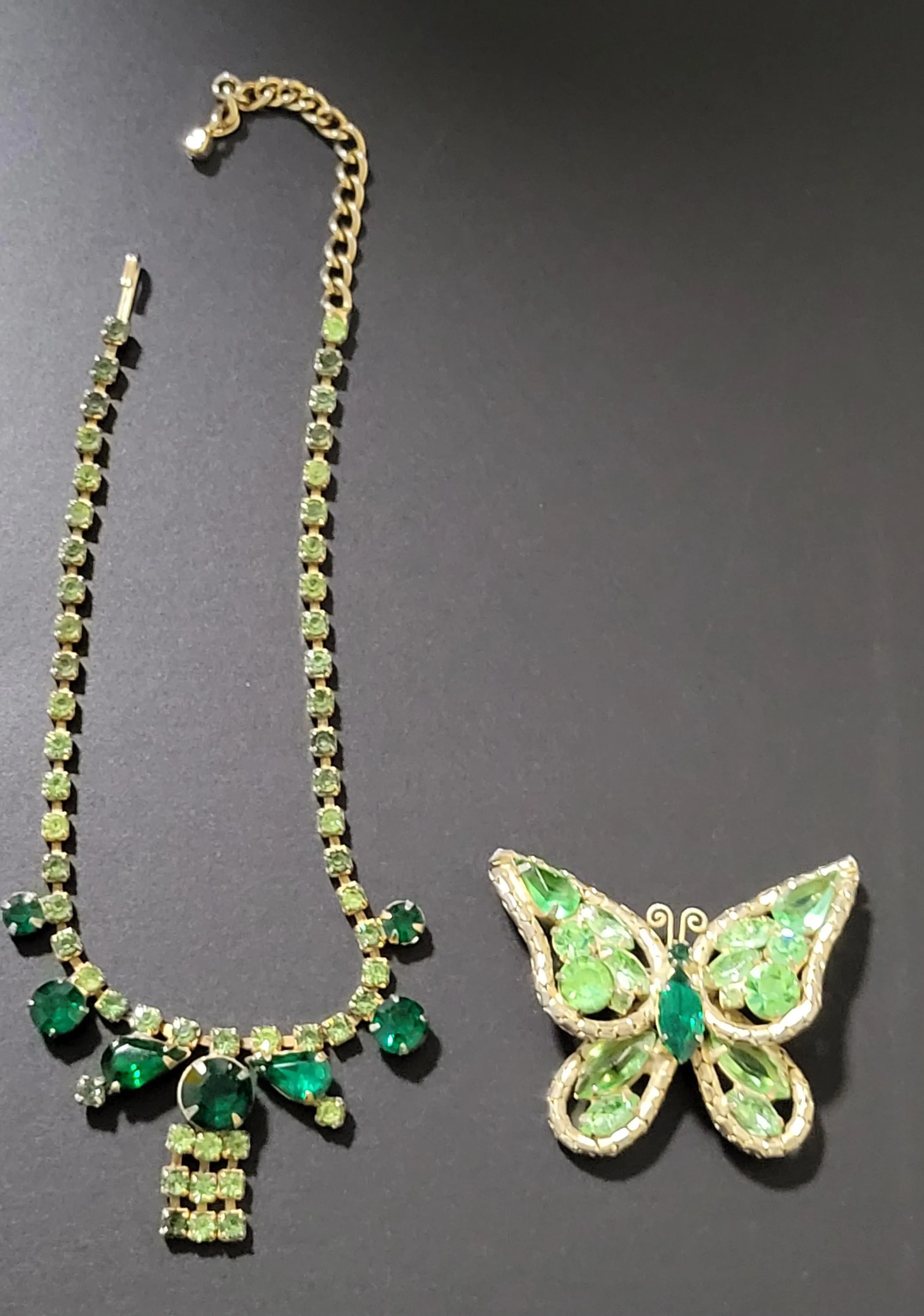 Vintage  emerald green rhinestones necklace and butterfly brooch - image 3