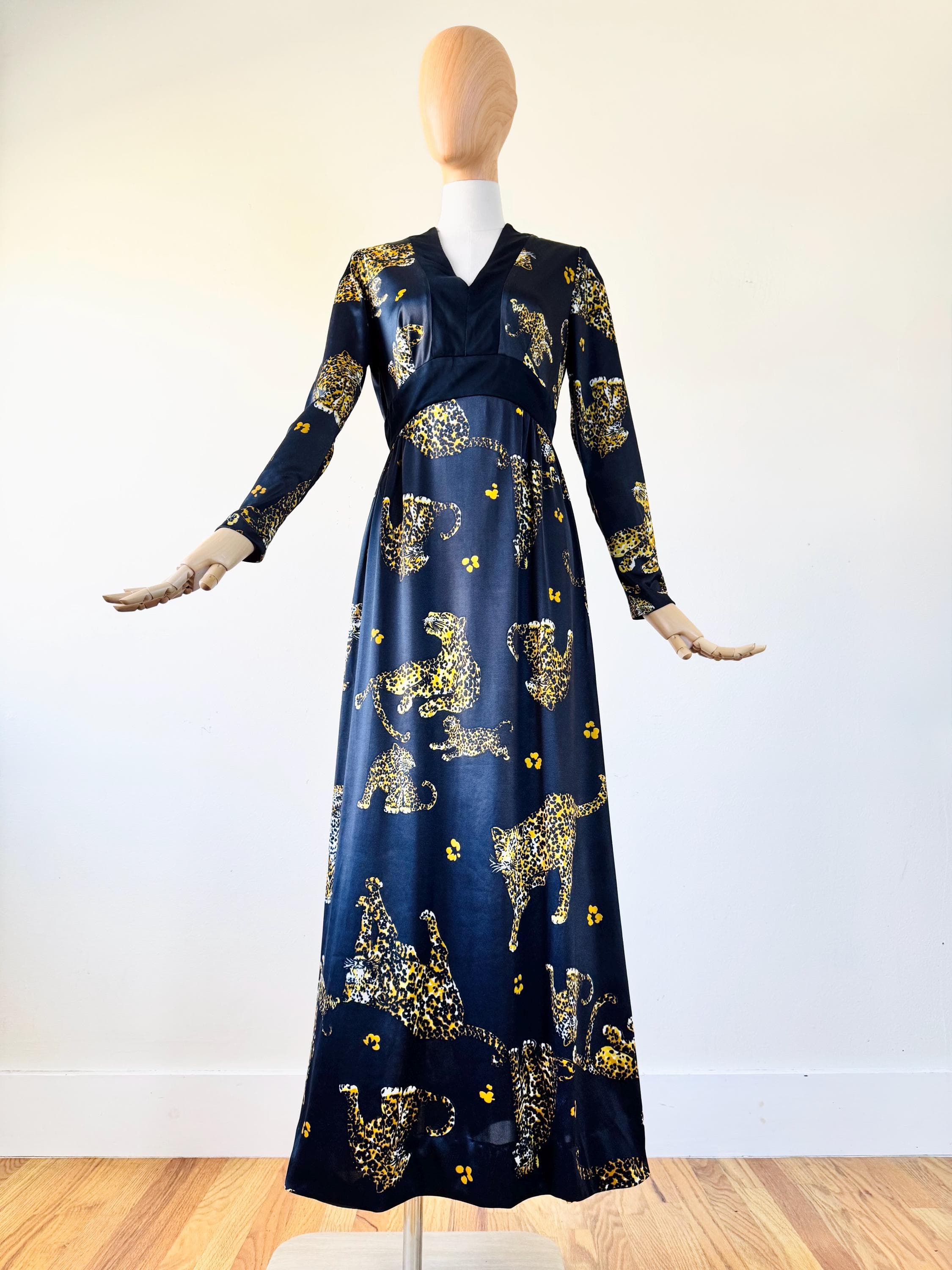 Vintage 70s leopard print long sleeve maxi dress ~ gold and black leopards ~ animal print ~ plunging neckline ~ novelty ~ unique ~ small - image 3
