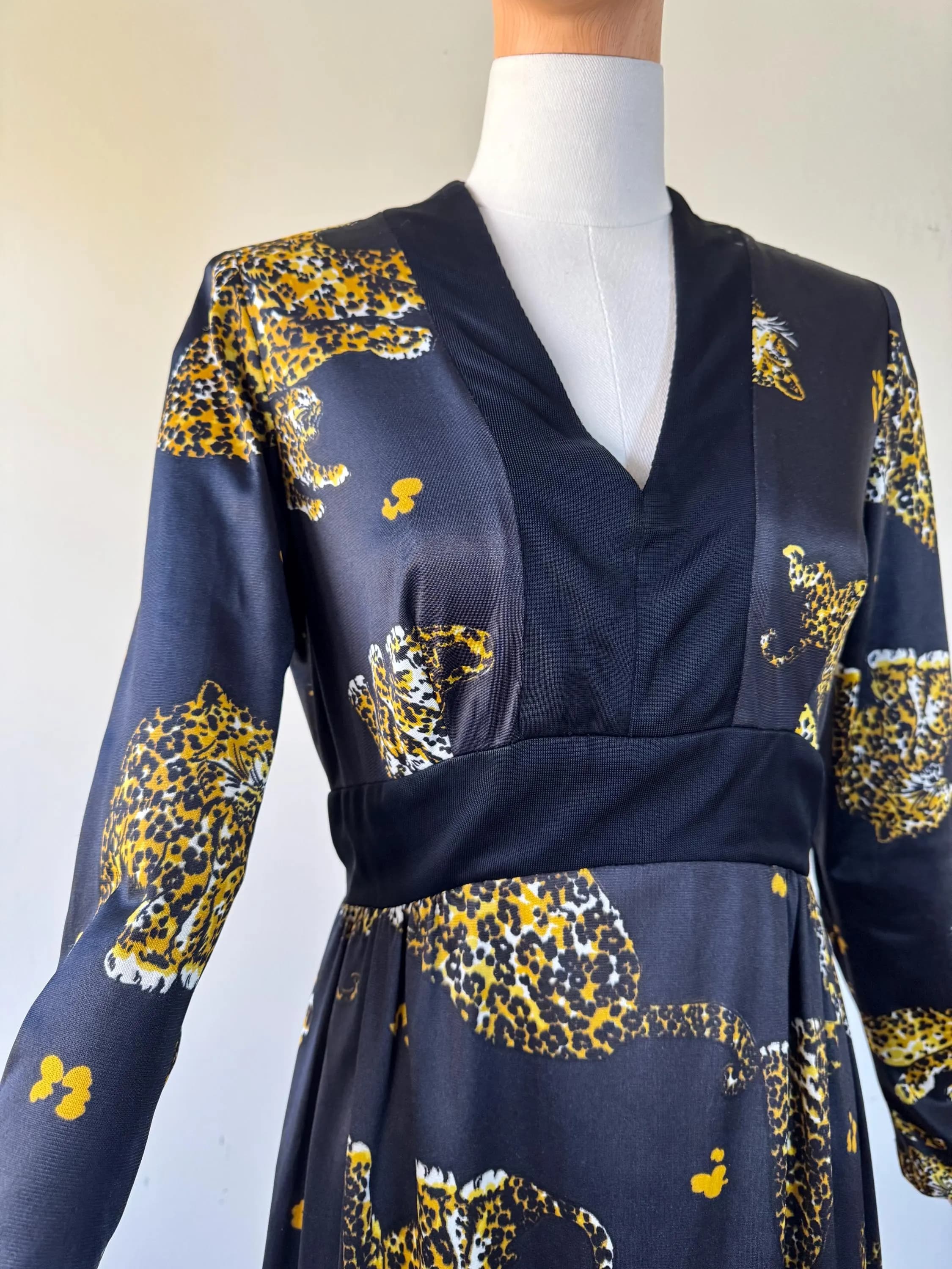 Vintage 70s leopard print long sleeve maxi dress ~ gold and black leopards ~ animal print ~ plunging neckline ~ novelty ~ unique ~ small - image 4