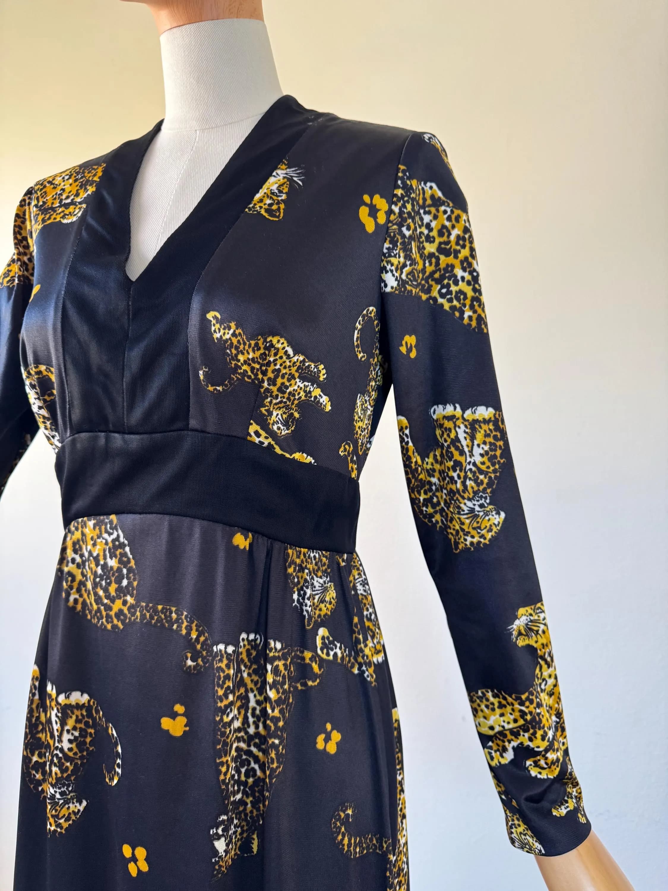 Vintage 70s leopard print long sleeve maxi dress ~ gold and black leopards ~ animal print ~ plunging neckline ~ novelty ~ unique ~ small - image 5