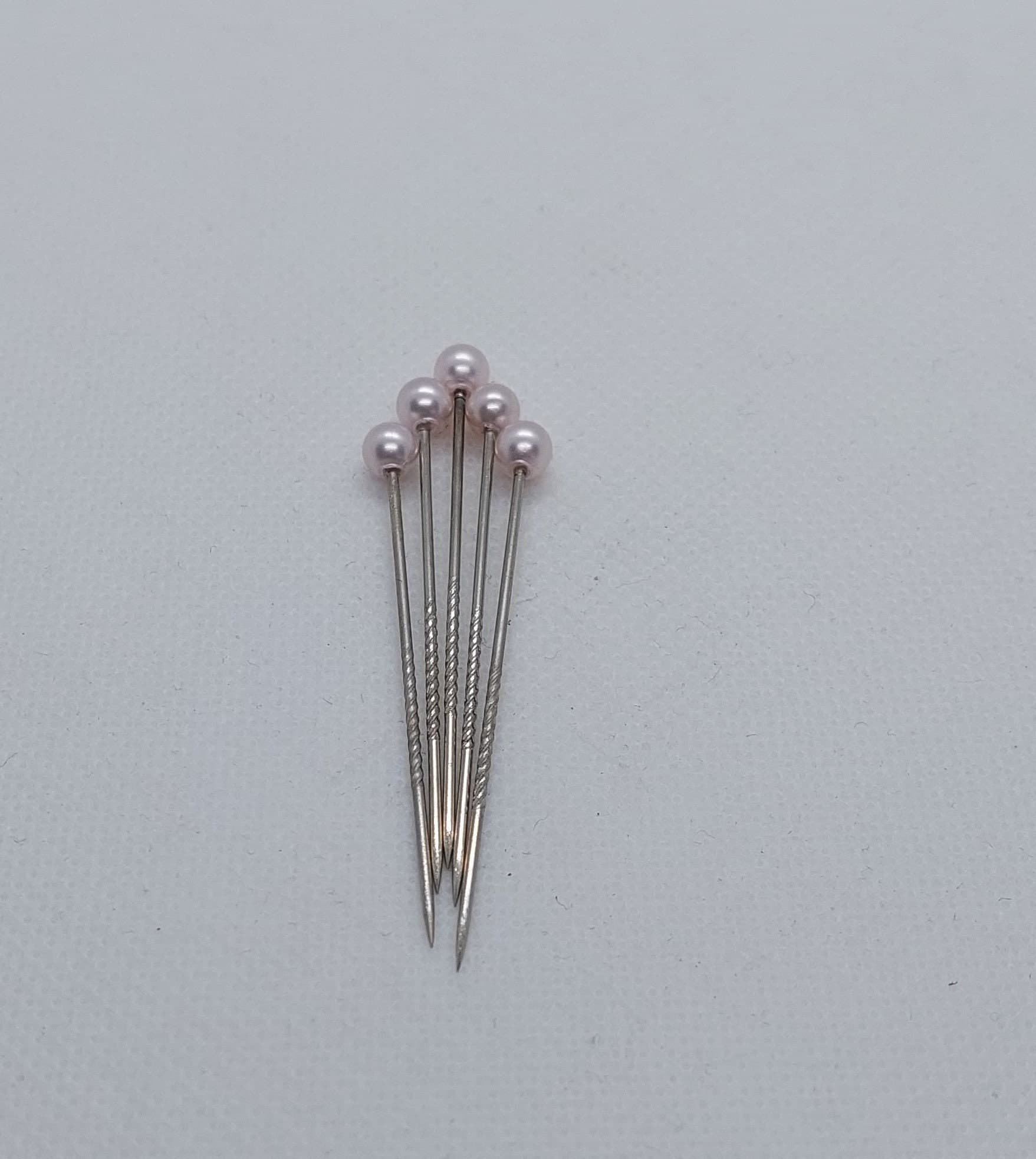 5 Gebendenadeln, Tuchnadeln, Kopftuchnadel, Mittelalter, Gewandung, Muschelperle, Rosa