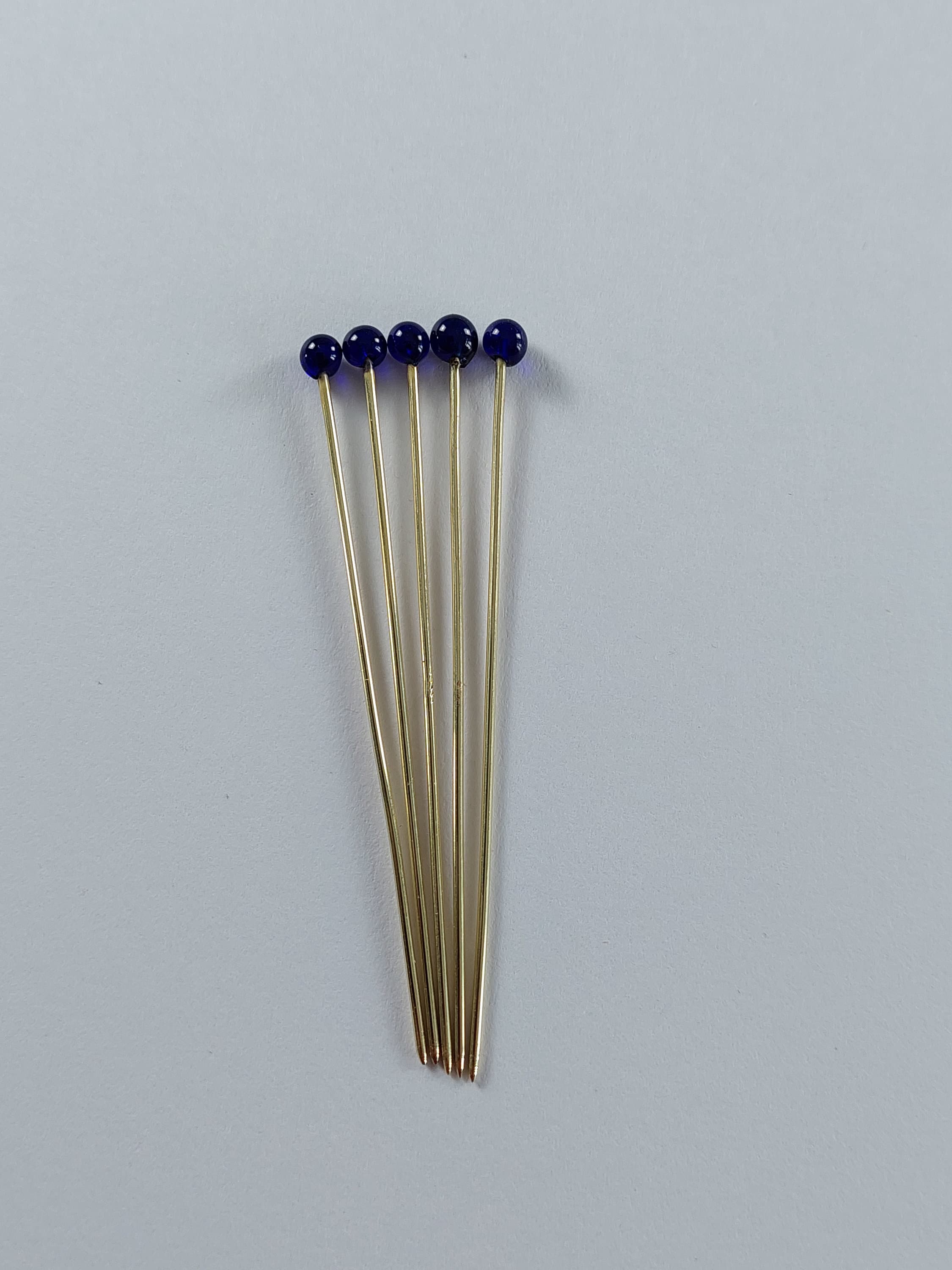 Gebende Nadel mit Glaskopf in der Farbe kobaltblau, die ideale Ergänzung für die Hochmittelalter Gewandung der Frau, Replik, Unikat