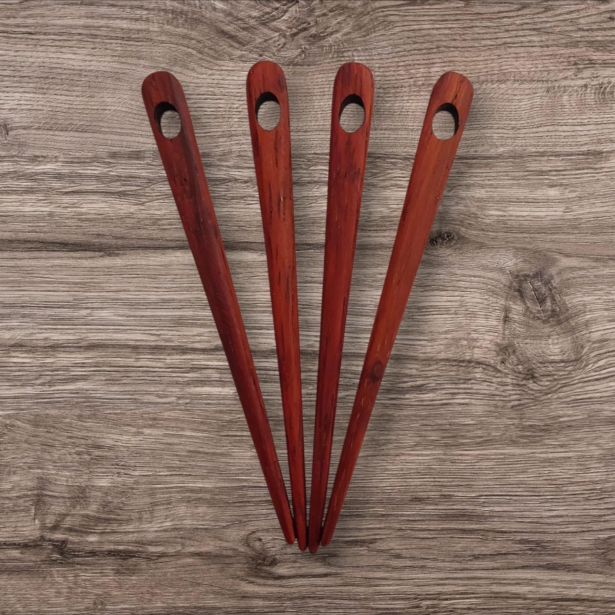 75 mm Nadel aus Padouk Holz zum Nalbinden , Wikinger Werkzeug, nålbinding Nadel, Nalbinding