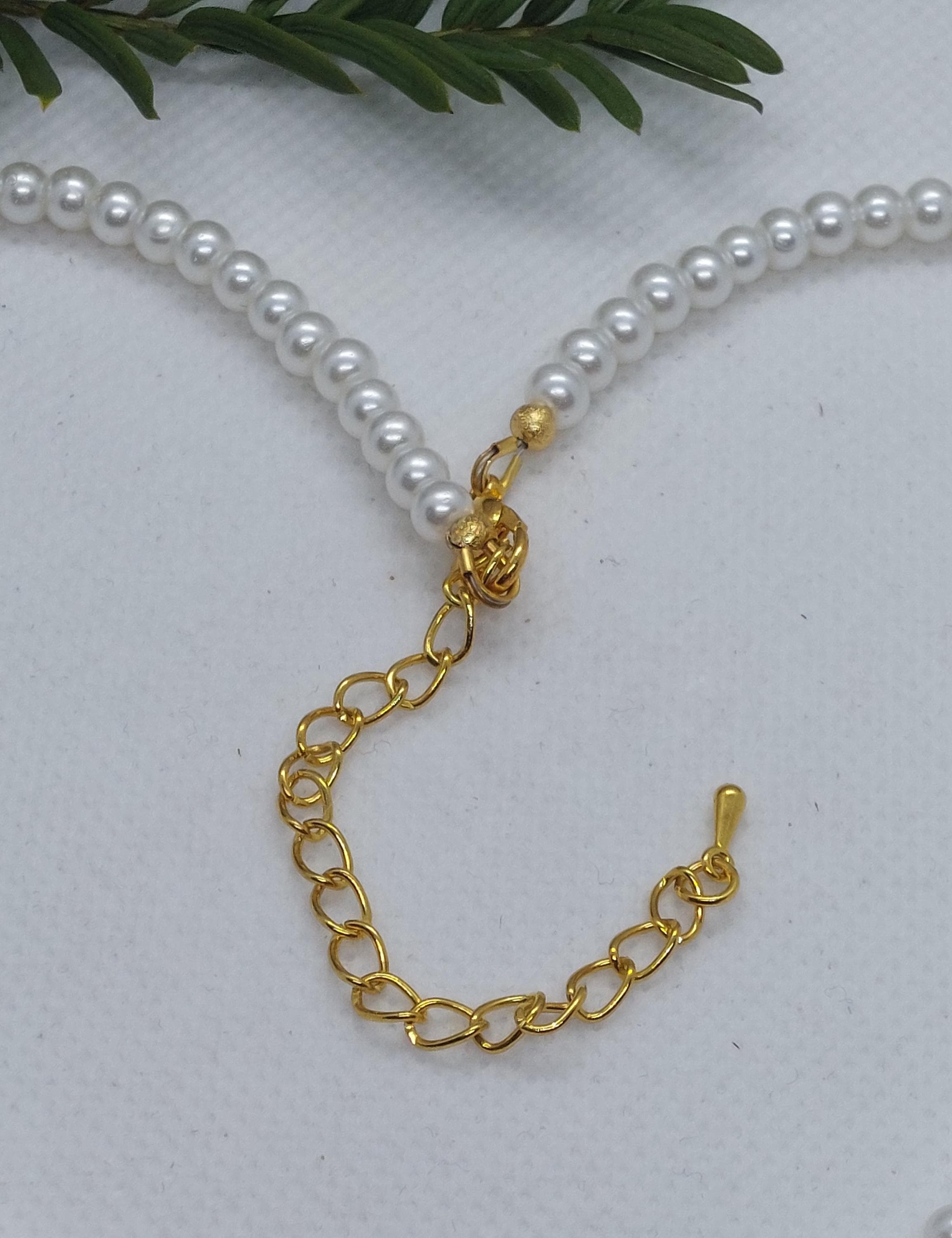 Weiße Perlenkette mit goldenem Perlanhänger  Länge 40 + 7 cm - image 5