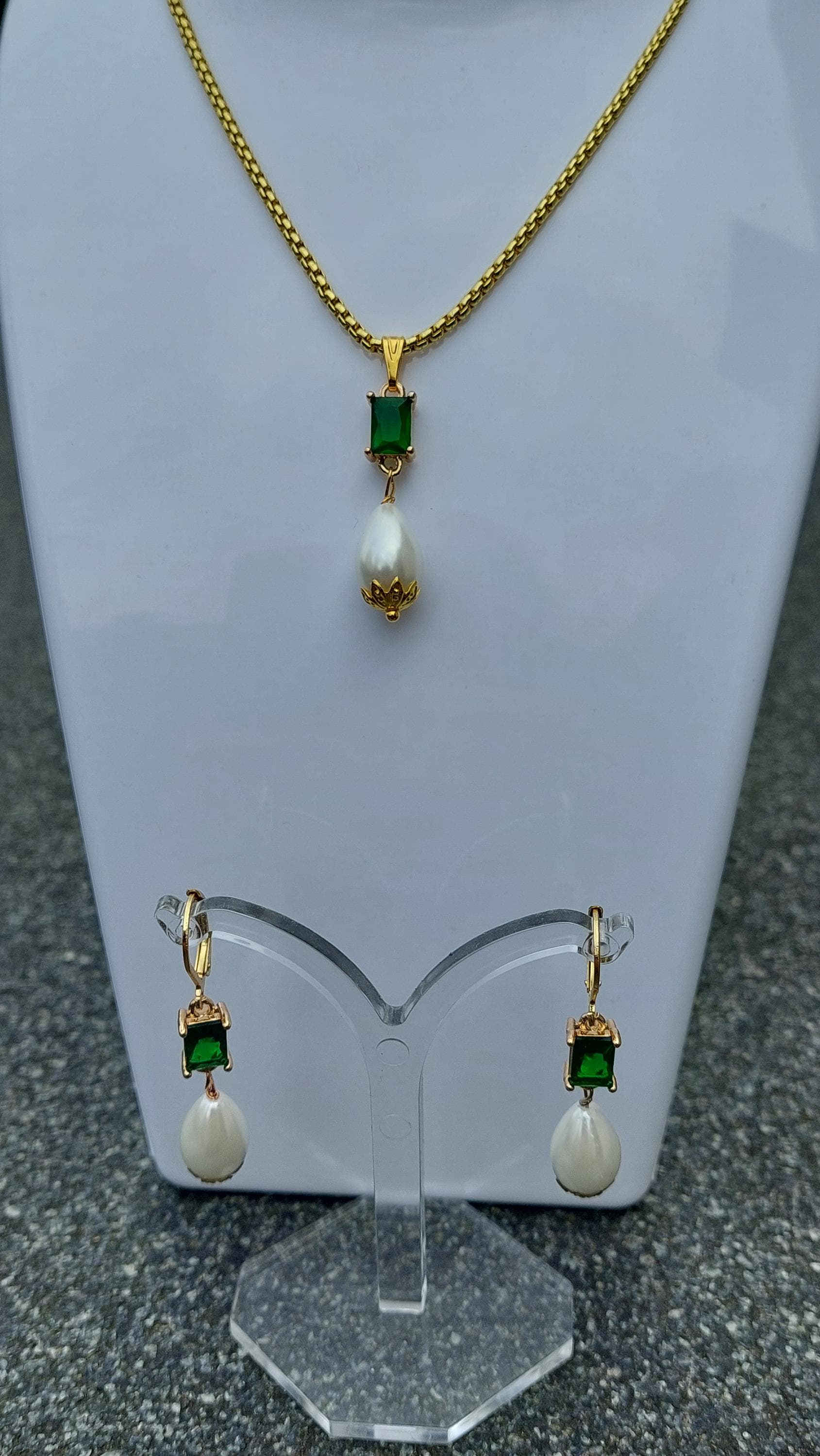 Schmuckset, Goldene Kette mit Kettenanhänger und dazu passenden Ohrringen, smaragdfarbene Glassteine - image 3