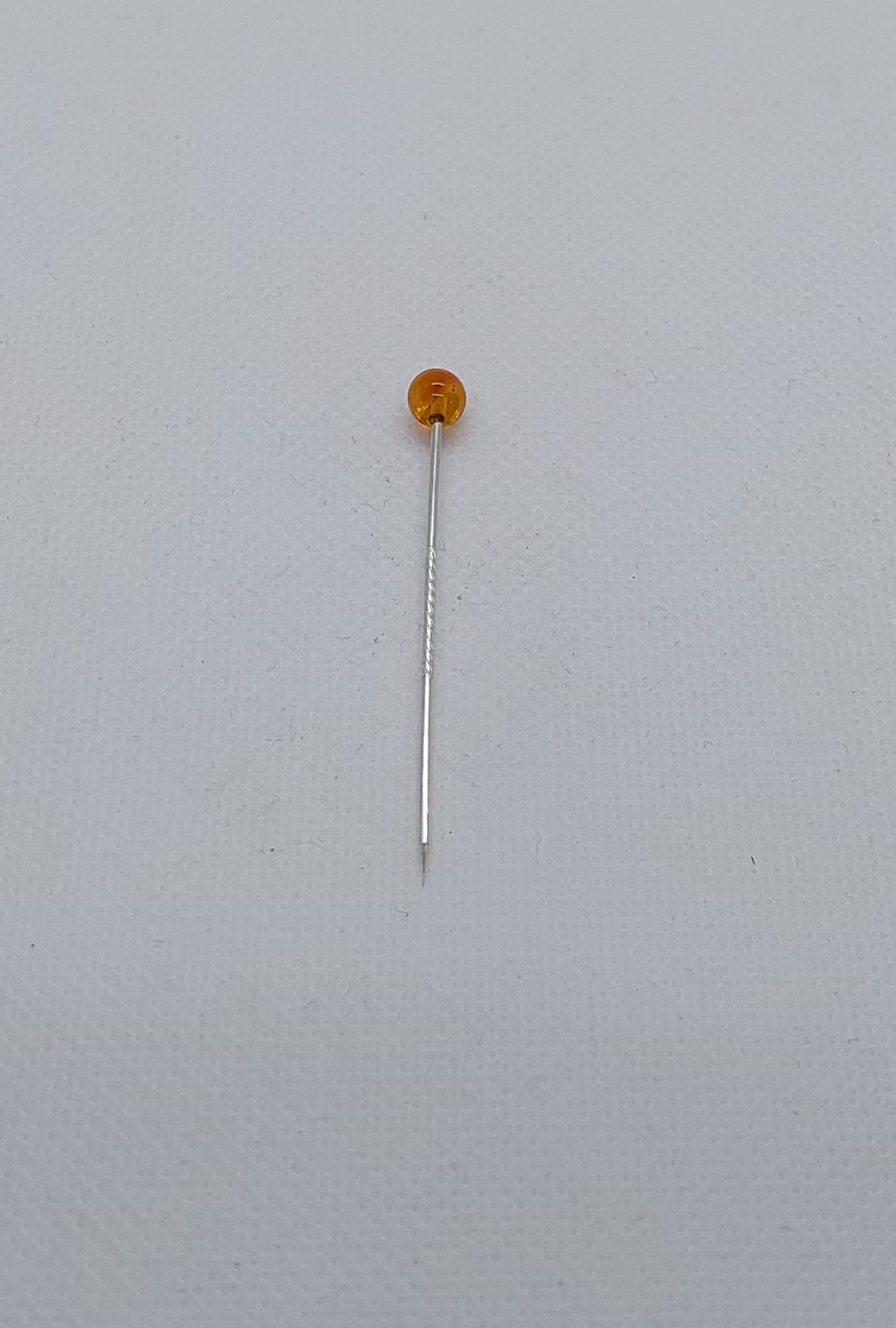 Eine Gebendenadel, Tuchnadel, Kopftuchnadel, Mittelalter, Gewandung, Bernstein - image 3