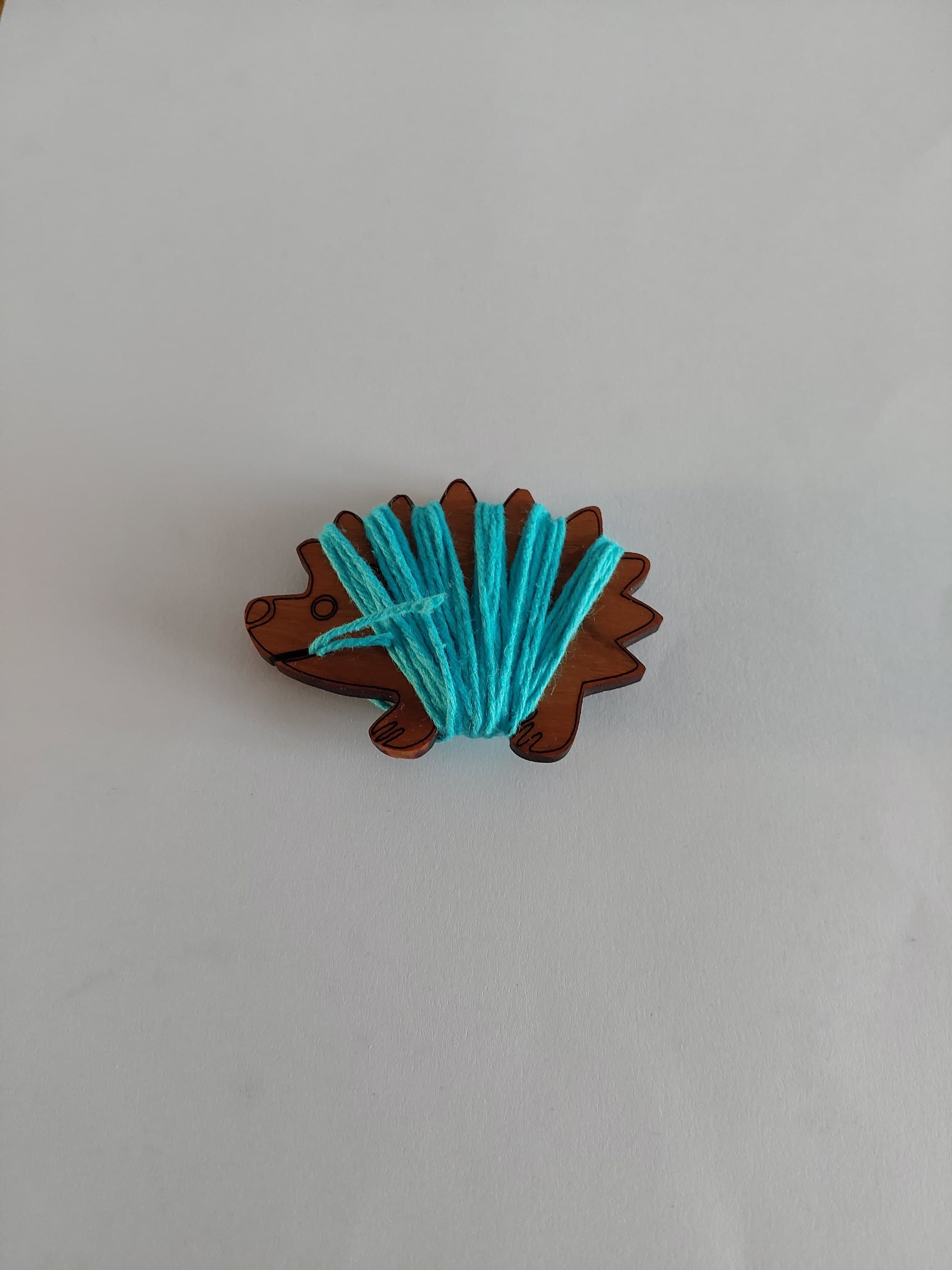 Garnwickler Igel aus Kirschholz, 4 mm Stärke, Wickelbrettchen, Garnspule, Holzfadenwickler, Garnaufwickler, Garnaufzug, Fadenwickler - image 3