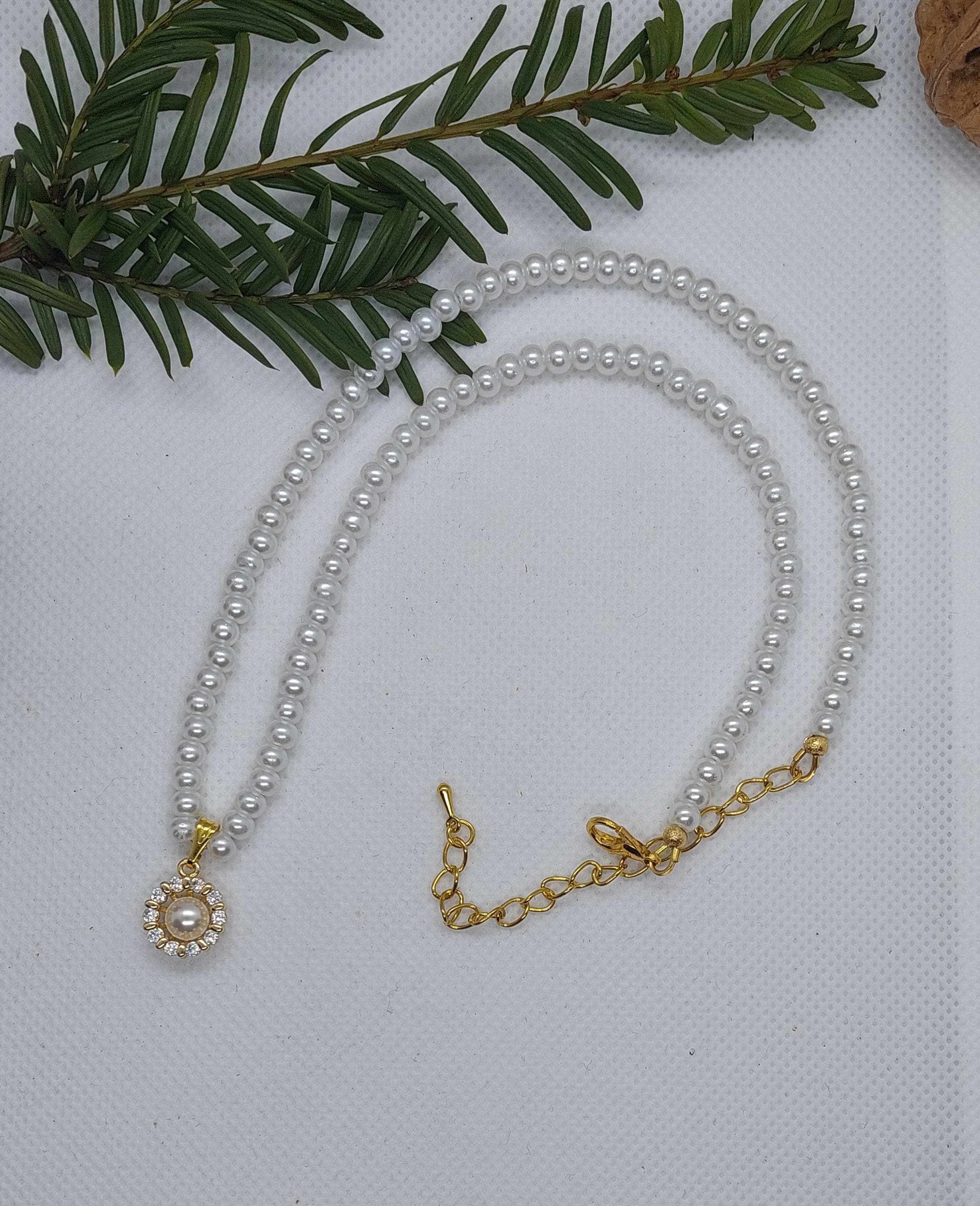 Weiße Perlenkette mit goldenem Perlanhänger  Länge 40 + 7 cm - image 3