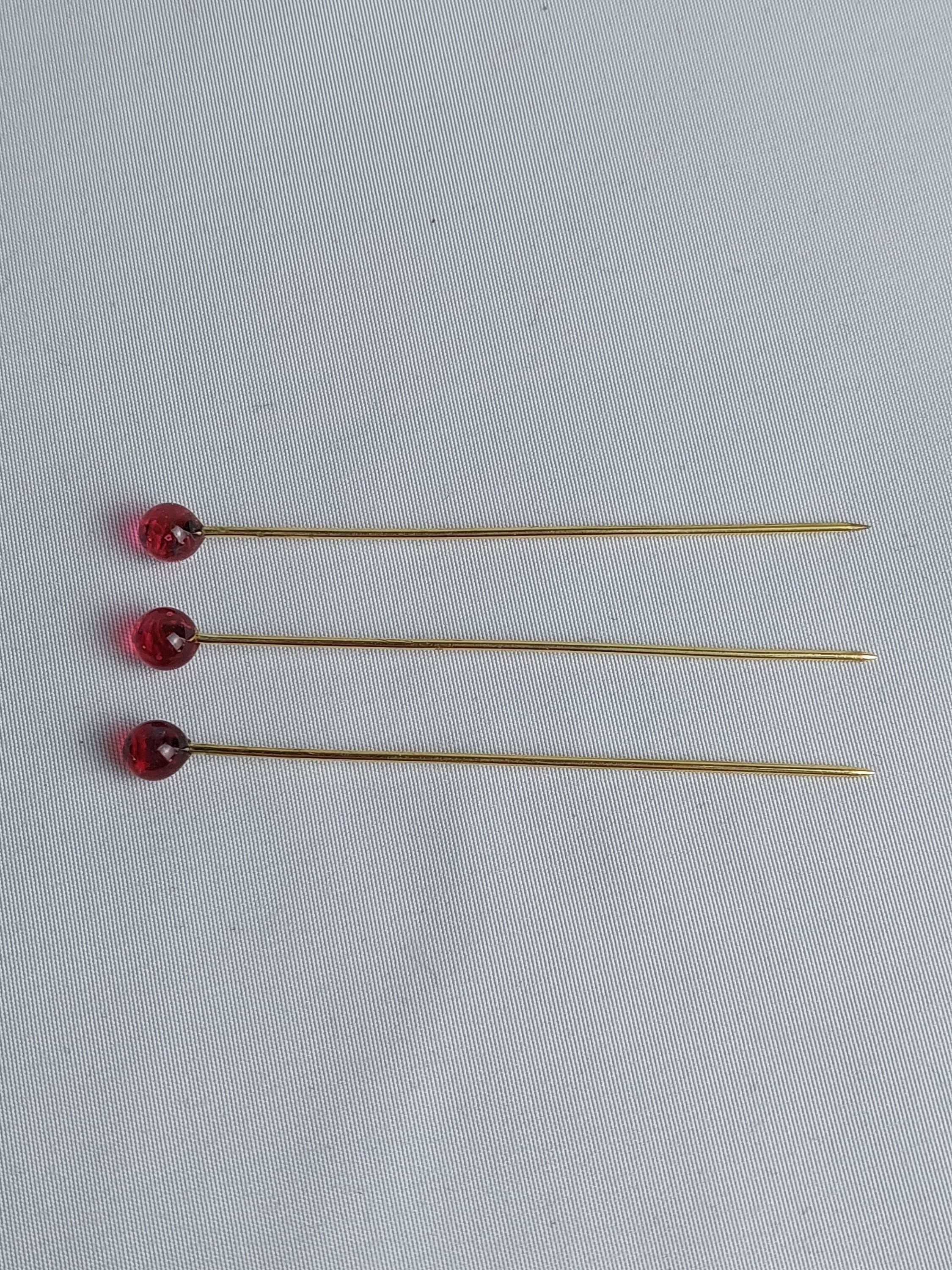 Gebende Nadel mit rubinrotem Glaskopf, die ideale Ergänzung für die Hochmittelalter Gewandung der Frau, Replik, Unikat - image 3