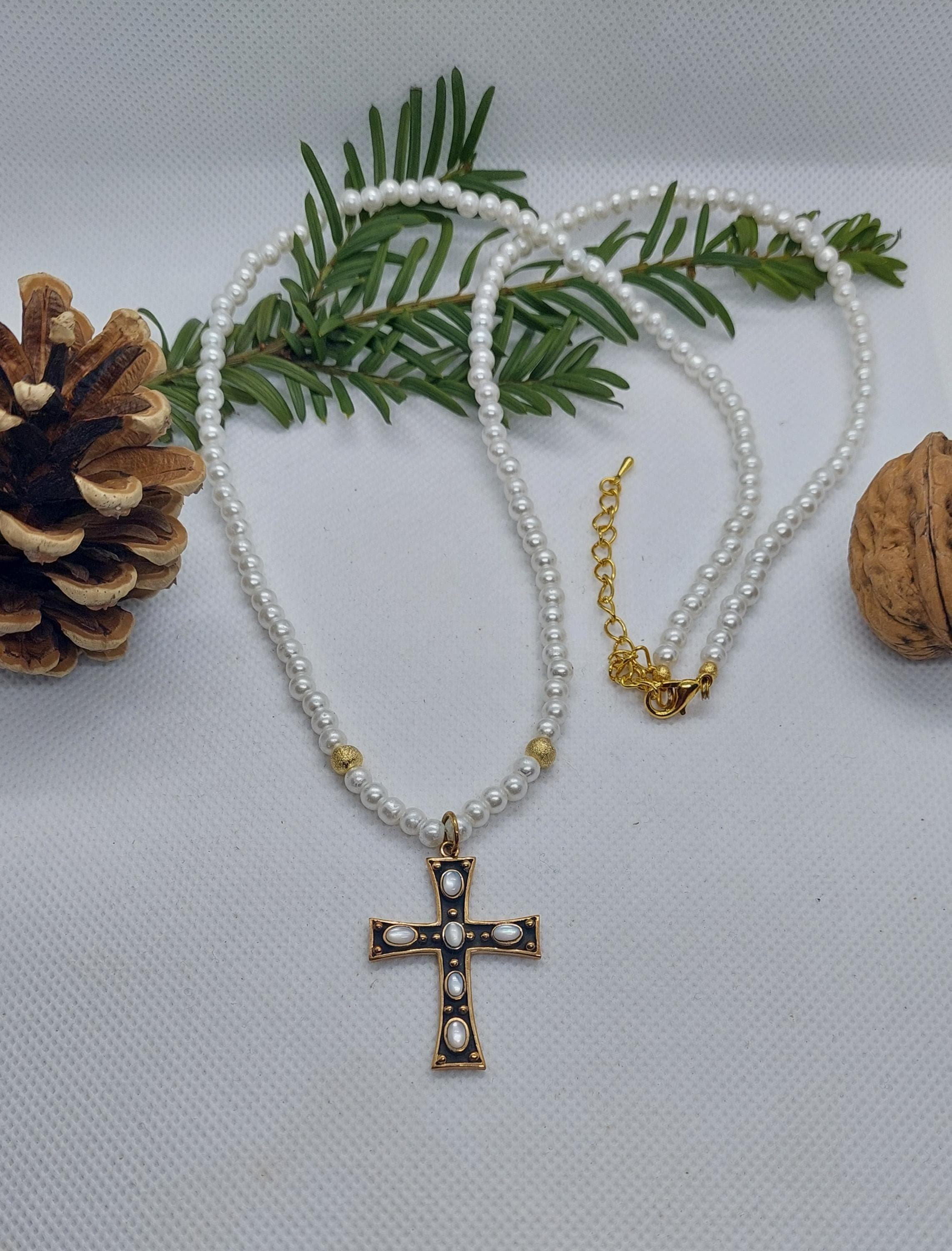 Weiße Perlenkette mit Kreuzanhänger mit eingefasstem Perlmutt, Länge 62 - 70 cm, Mittelalter