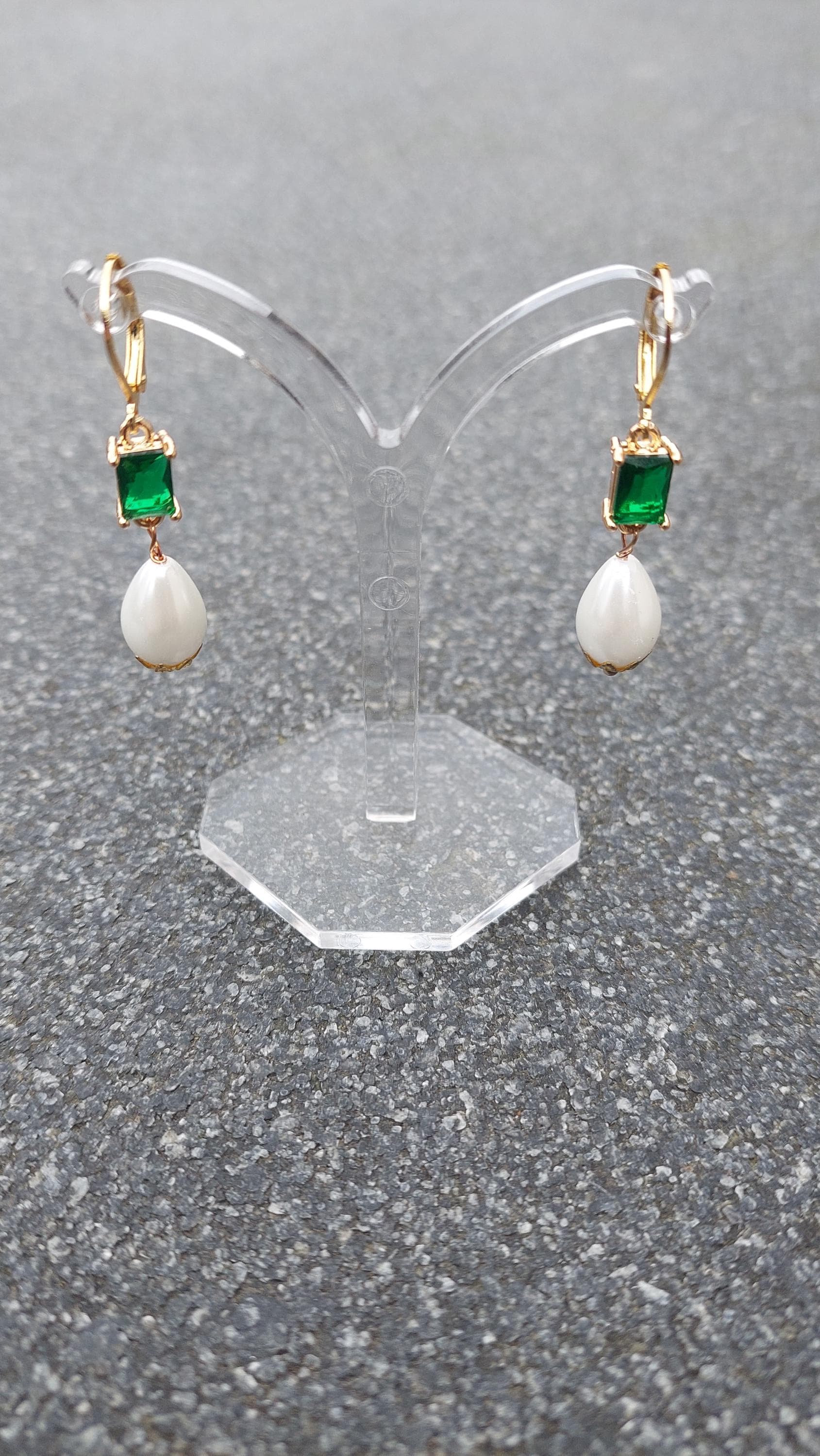 Schmuckset, Goldene Kette mit Kettenanhänger und dazu passenden Ohrringen, smaragdfarbene Glassteine - image 4