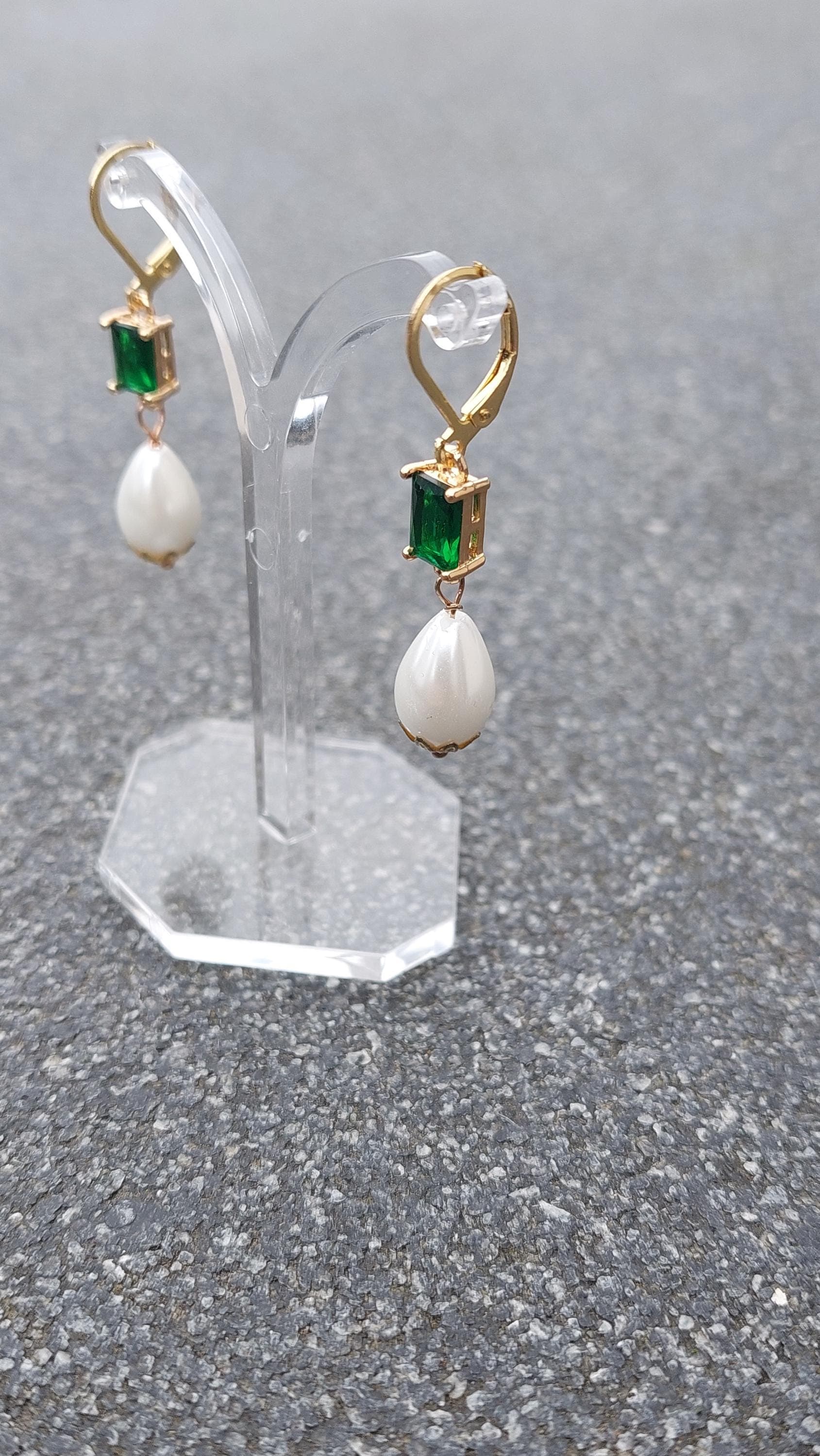 Schmuckset, Goldene Kette mit Kettenanhänger und dazu passenden Ohrringen, smaragdfarbene Glassteine - image 5