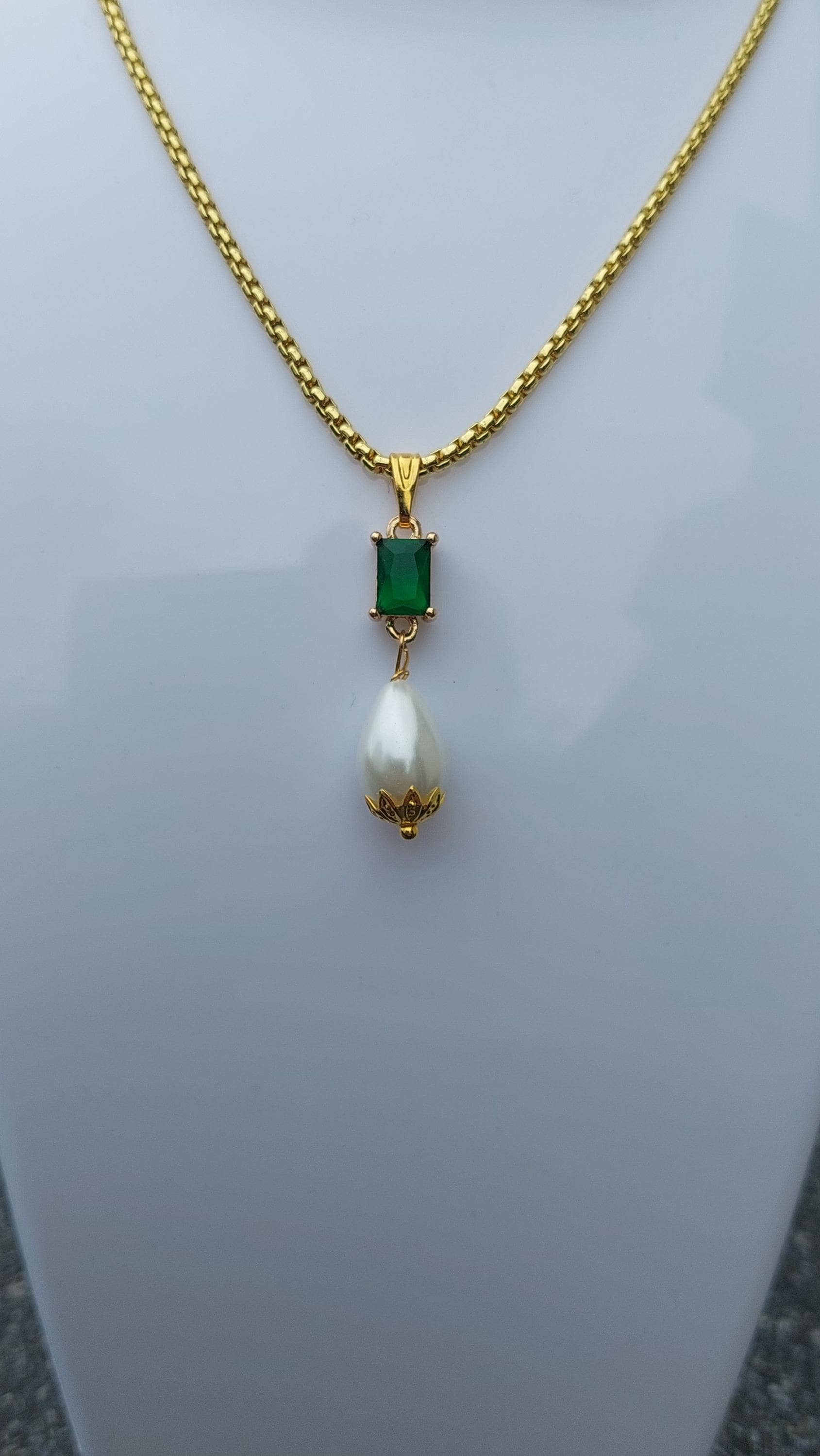 Schmuckset, Goldene Kette mit Kettenanhänger und dazu passenden Ohrringen, smaragdfarbene Glassteine