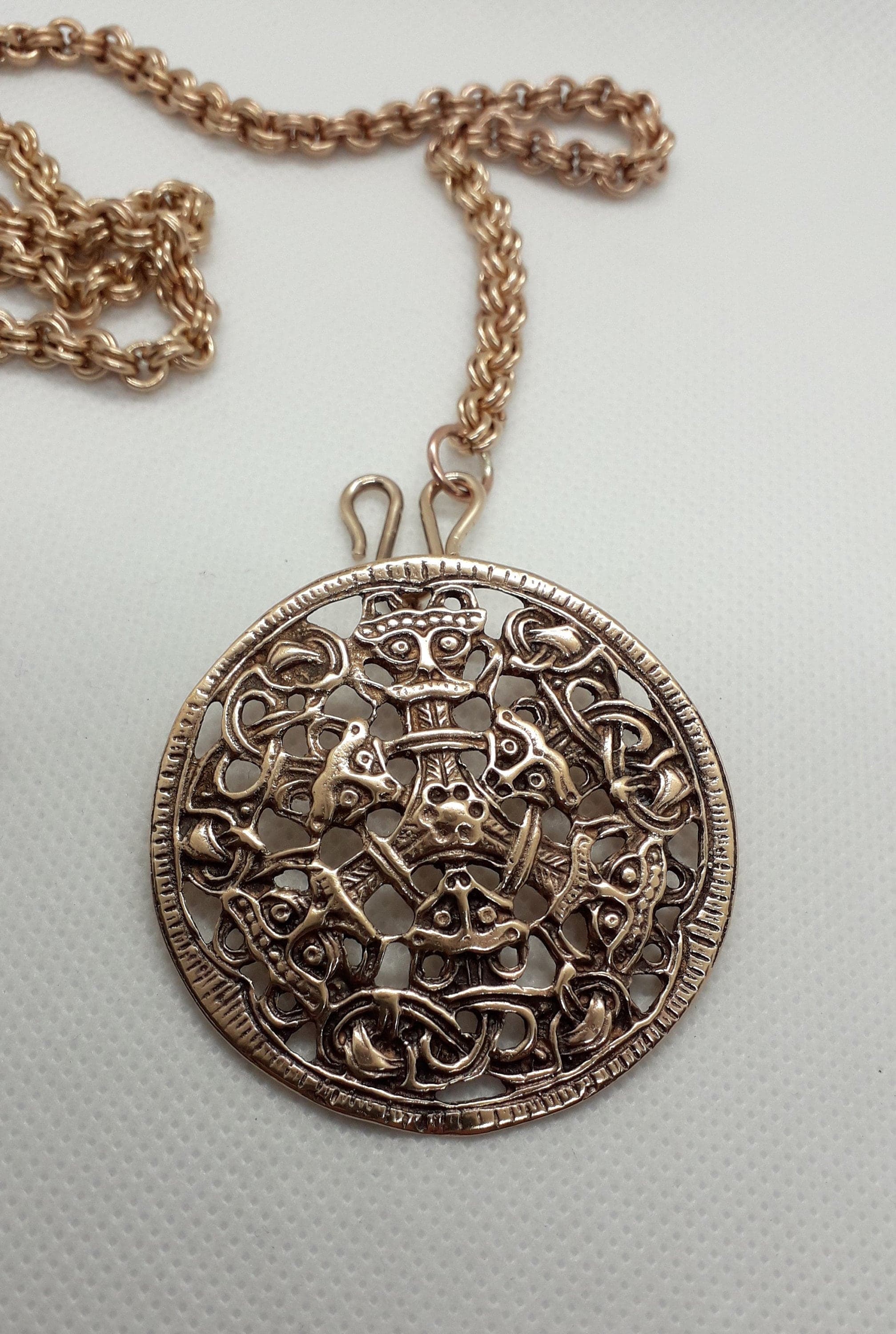 Schwere Bronze Kette mit Wikinger Anhänger. Das Amulett ist die Nachbildung eines Wikinger Originalfundes im Borre Stil. Vikings Chainmaille - image 4