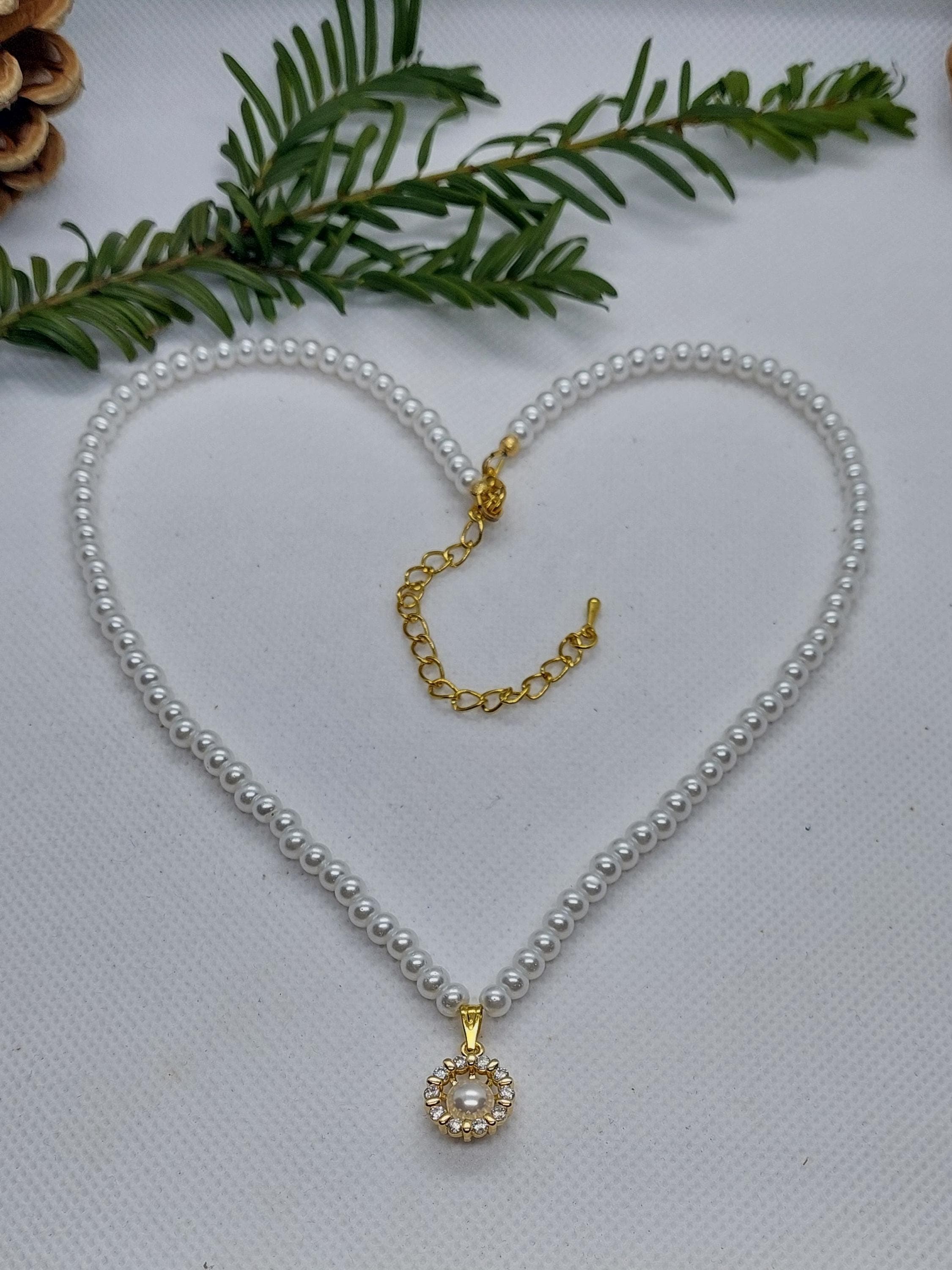 Weiße Perlenkette mit goldenem Perlanhänger  Länge 40 + 7 cm