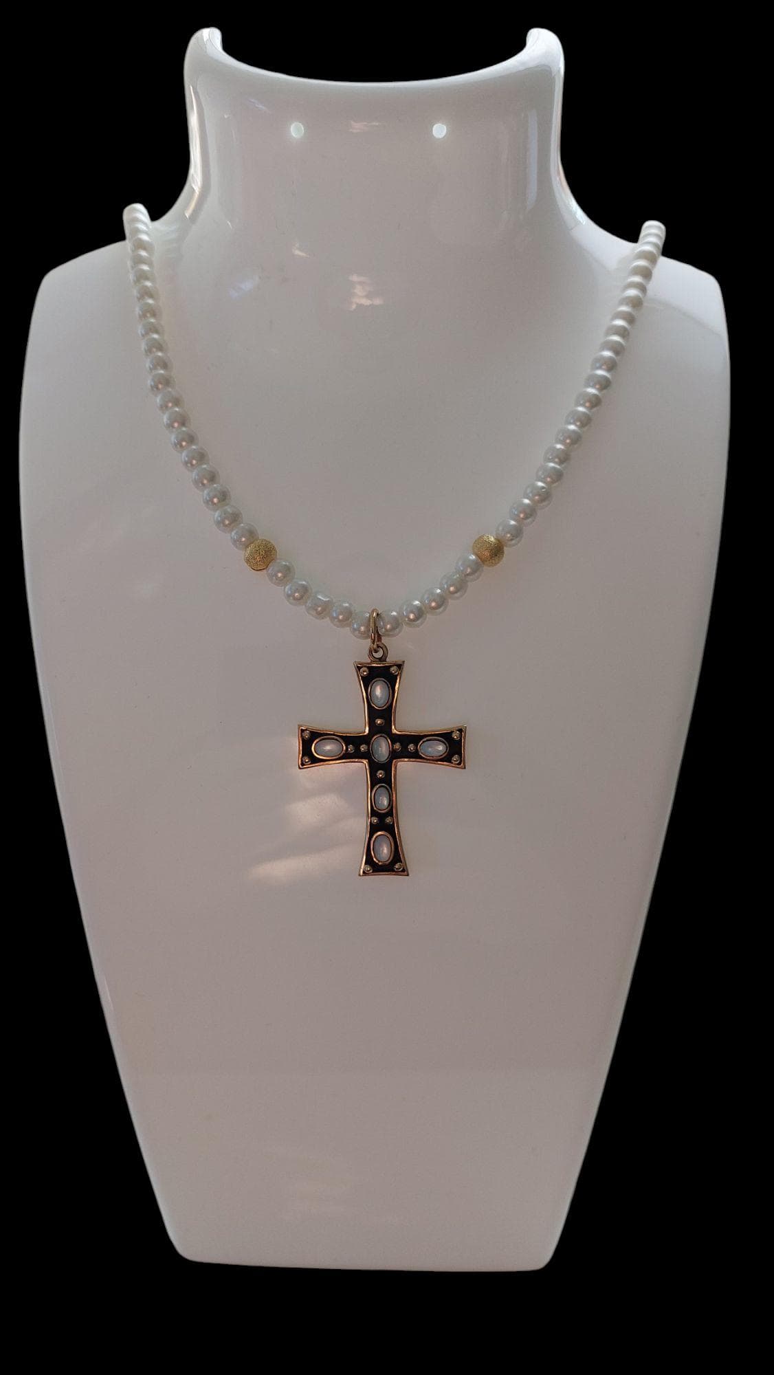 Weiße Perlenkette mit Kreuzanhänger mit eingefasstem Perlmutt, Länge 62 - 70 cm, Mittelalter - image 4