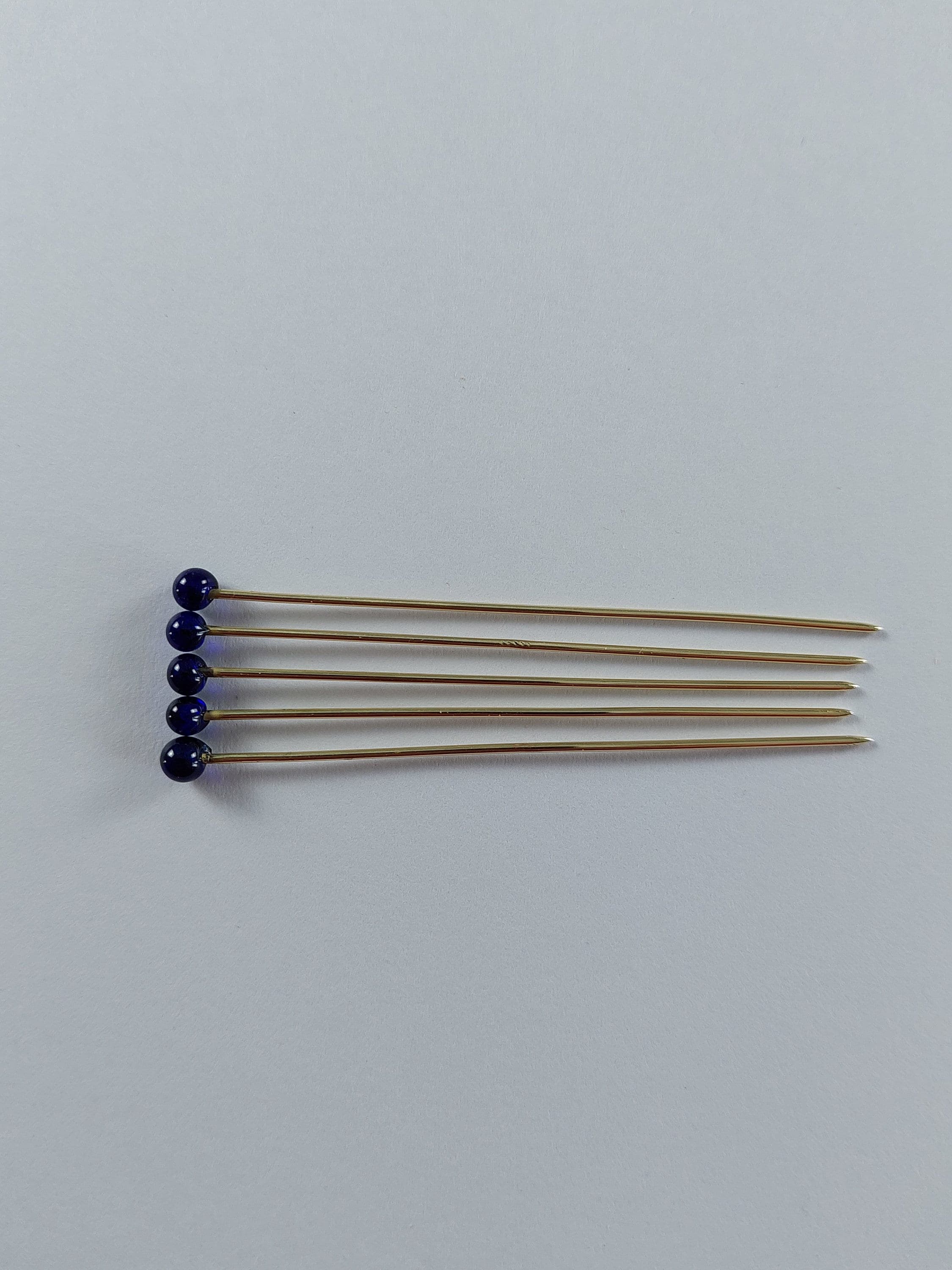 Gebende Nadel mit Glaskopf in der Farbe kobaltblau, die ideale Ergänzung für die Hochmittelalter Gewandung der Frau, Replik, Unikat - image 4