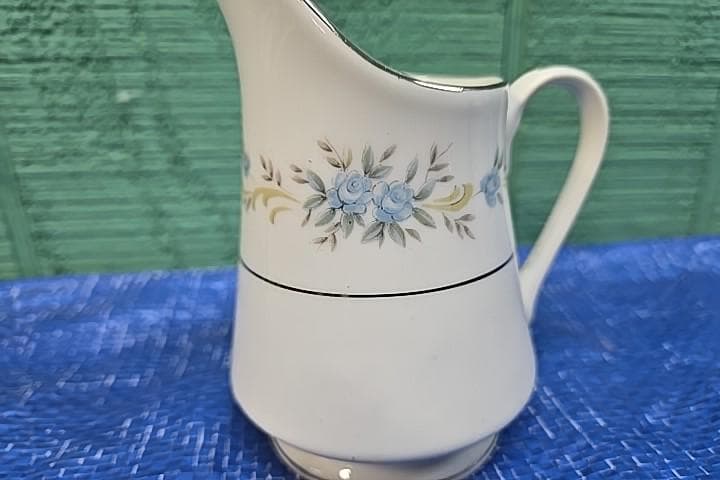 Premier Fine China Glen Ellen Creme Pitcher with Blue Designs – Pregle Pattern - image 4