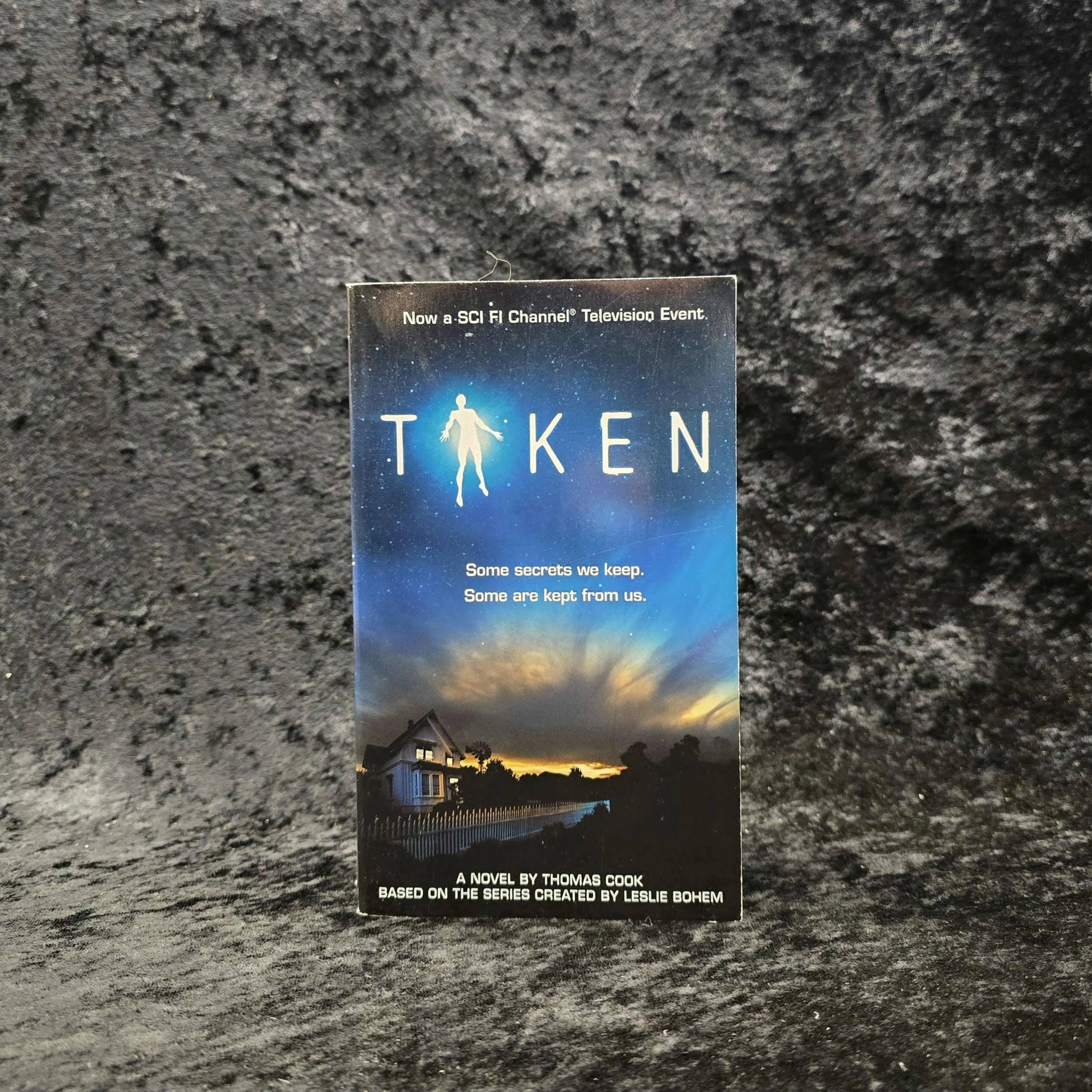 Taken by Thomas Cook - 2002 Vintage Sci-Fi TV tie-in paperback book