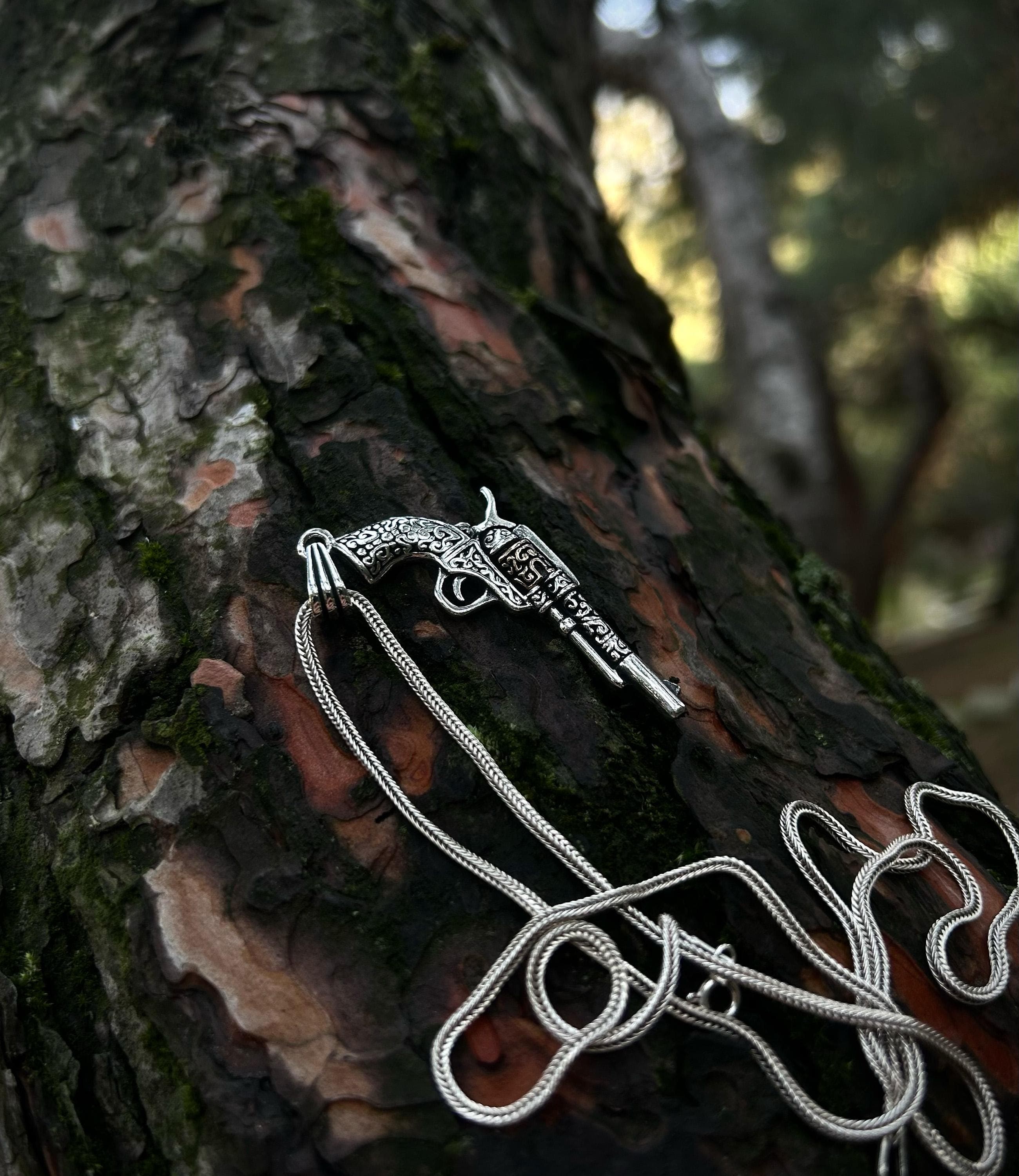 Cowboy pistol pendant in 925 silver, western biker men’s necklace with spinning six-shooter