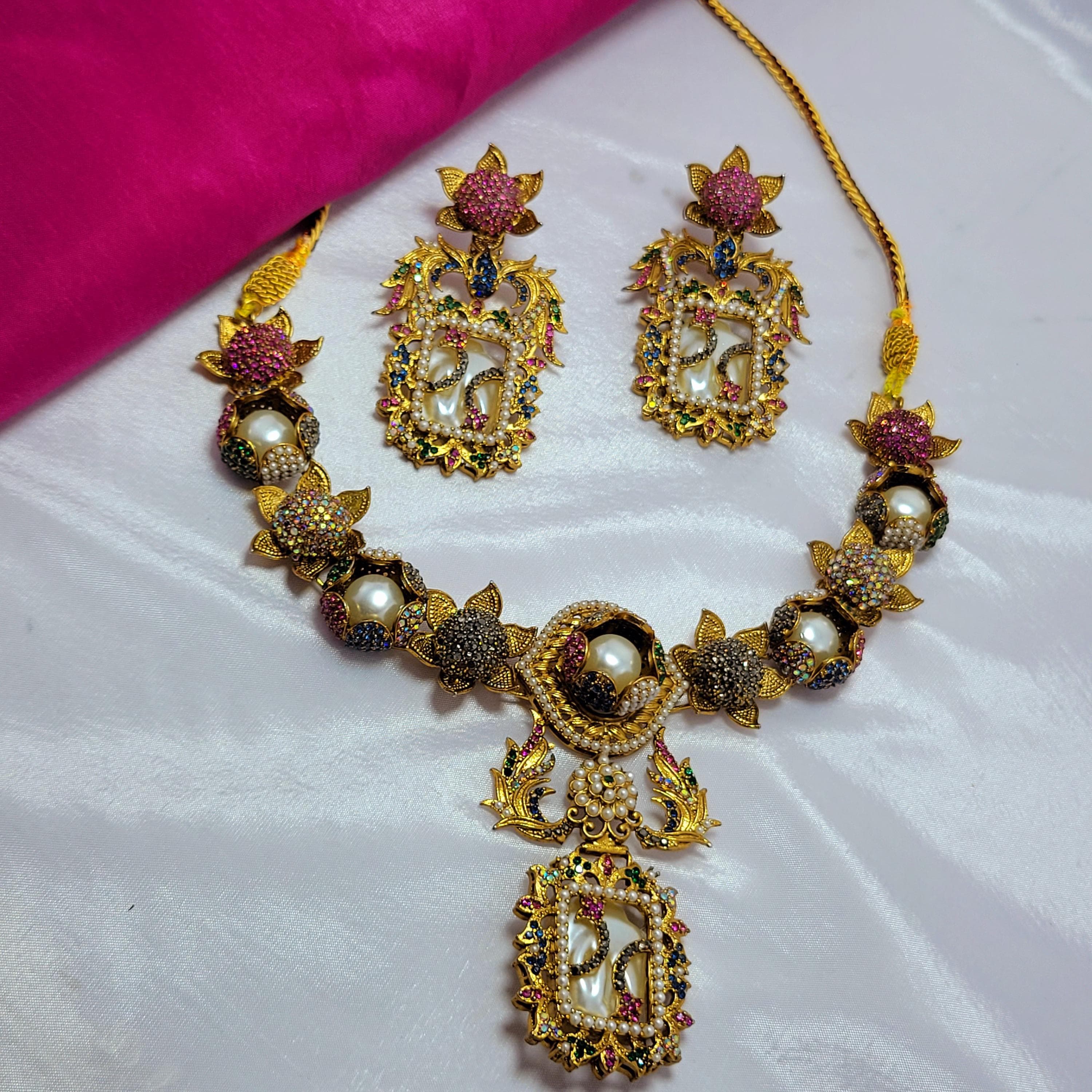 Mother of pearl antique pink petal cut choker