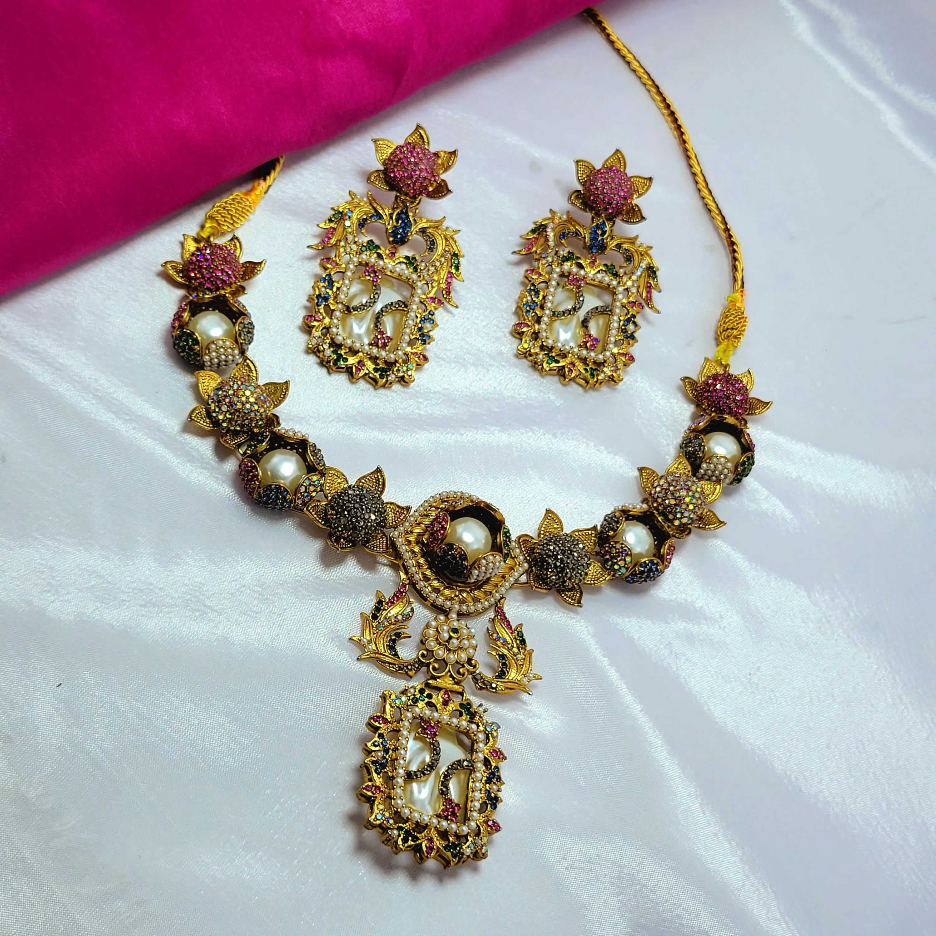 Mother of pearl antique pink petal cut choker - image 3