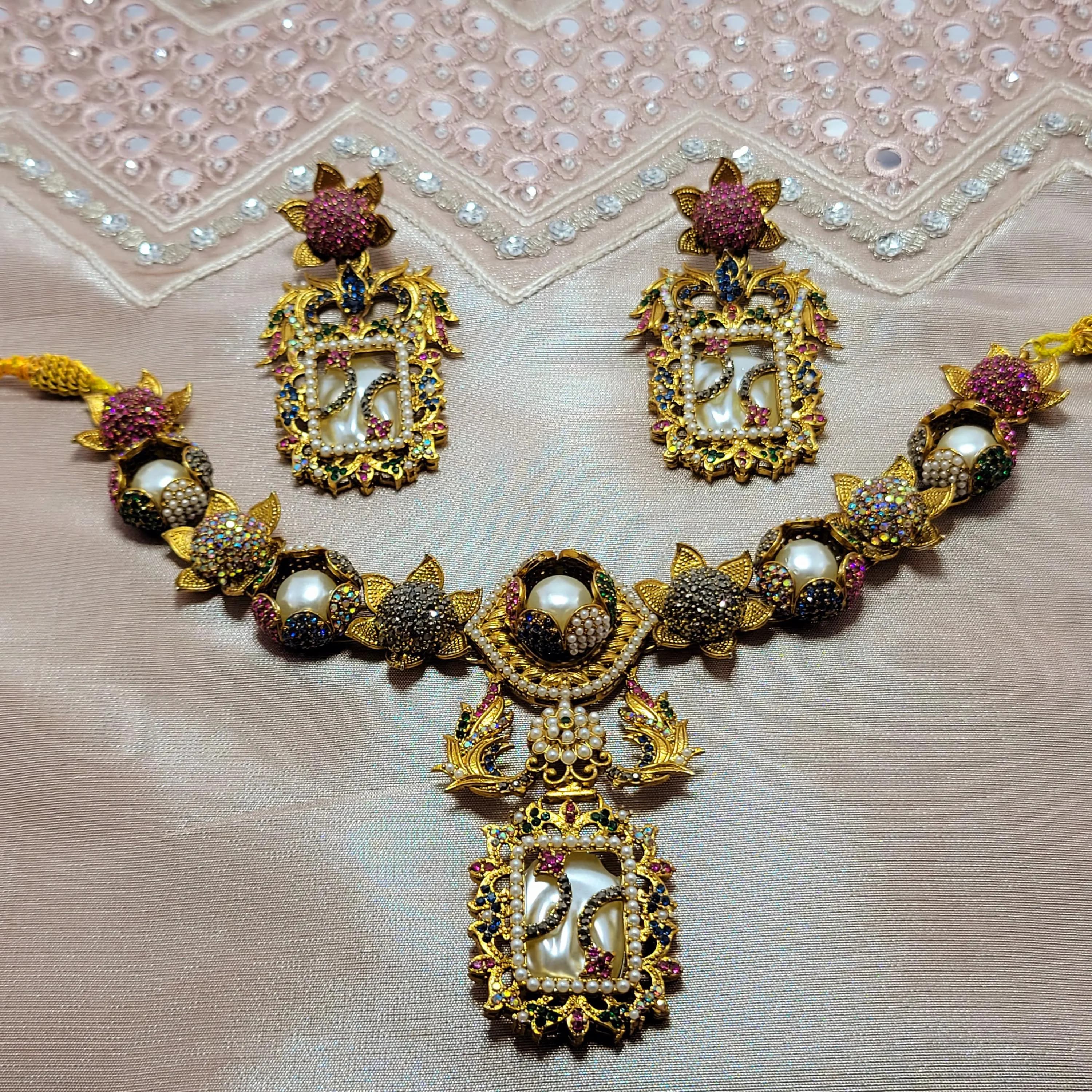 Mother of pearl antique pink petal cut choker - image 4