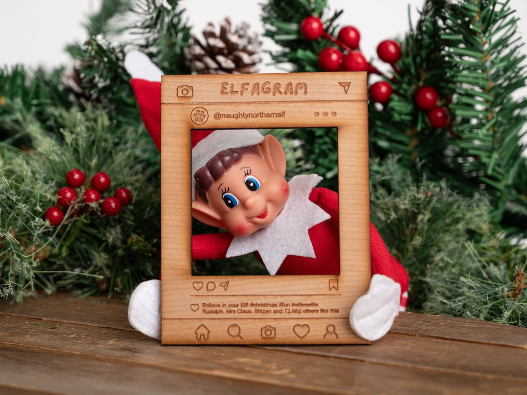 Wooden selfie board with the elf to use