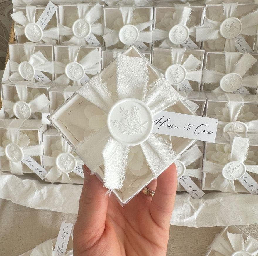 Personalized Candle Wedding Favor – Minimal Gift in Box, Bridal Shower Favor, Custom Name Candle, Elegant Wedding Gift